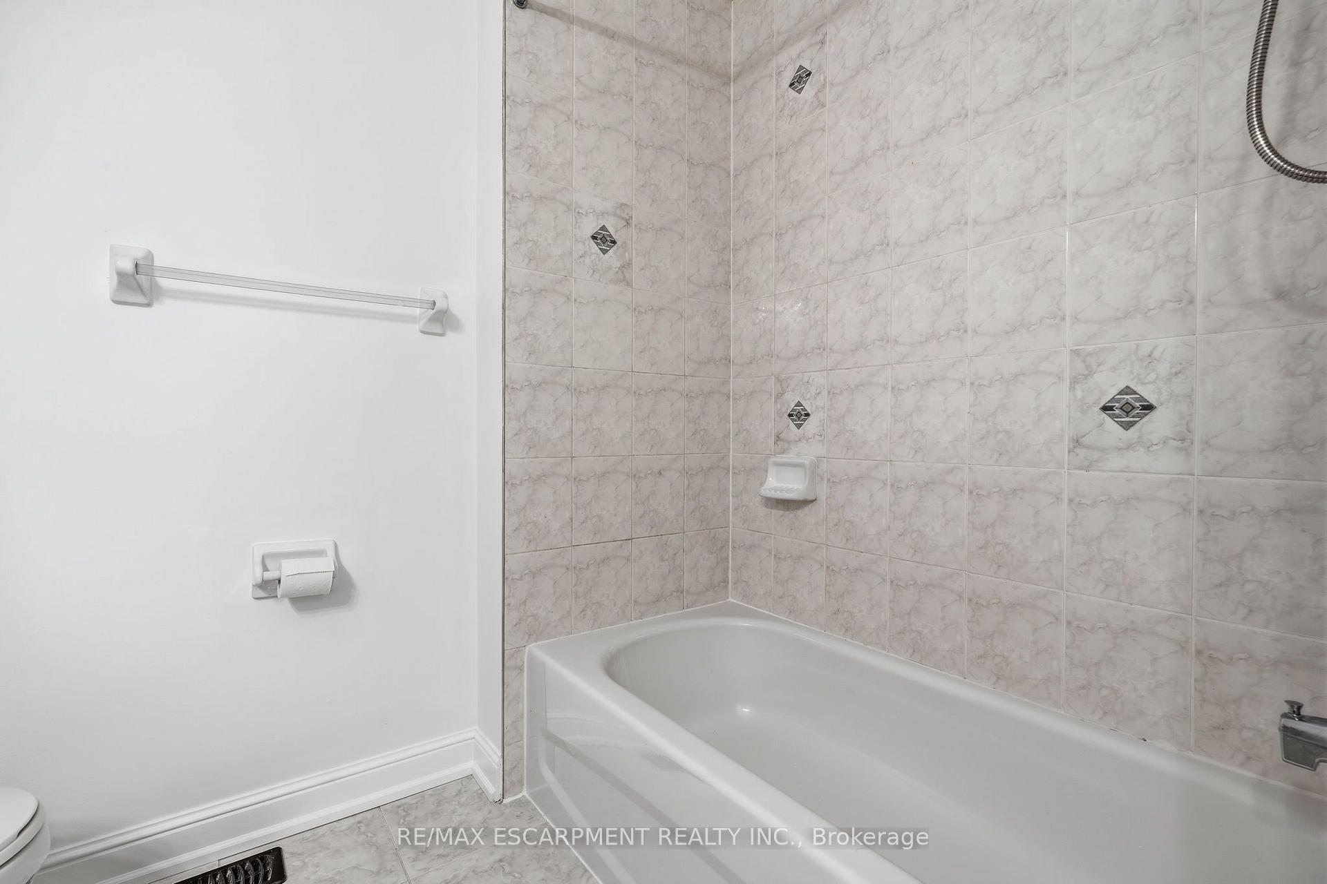 Photo 23 of 17 Savage Drive, Hamilton, Waterdown — HOMEH