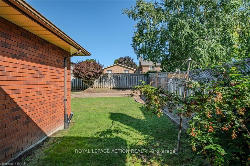 Photo 10 of 41 Royal Oak Drive, Brantford, Greenbrier — HOMEH