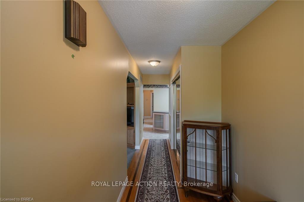 Photo 15 of 41 Royal Oak Drive, Brantford, Greenbrier — HOMEH