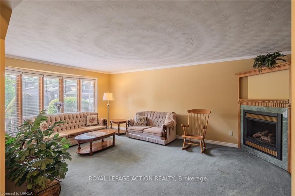 Photo 16 of 41 Royal Oak Drive, Brantford, Greenbrier — HOMEH