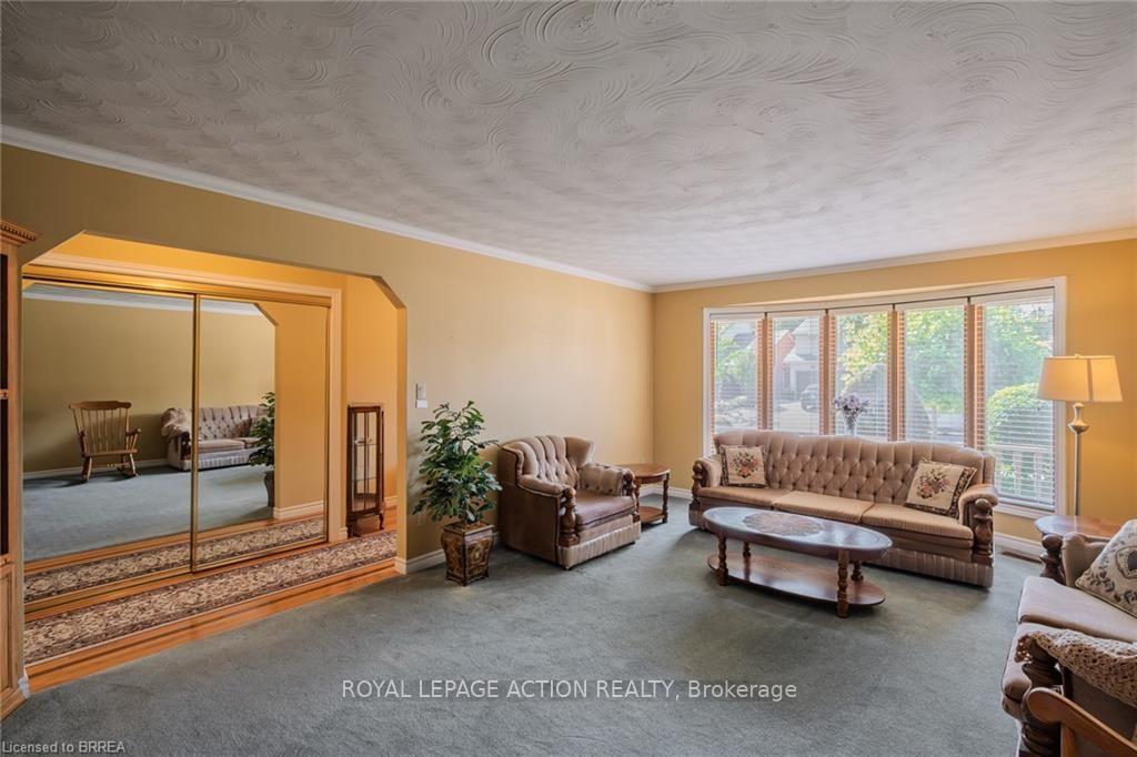 Photo 17 of 41 Royal Oak Drive, Brantford, Greenbrier — HOMEH