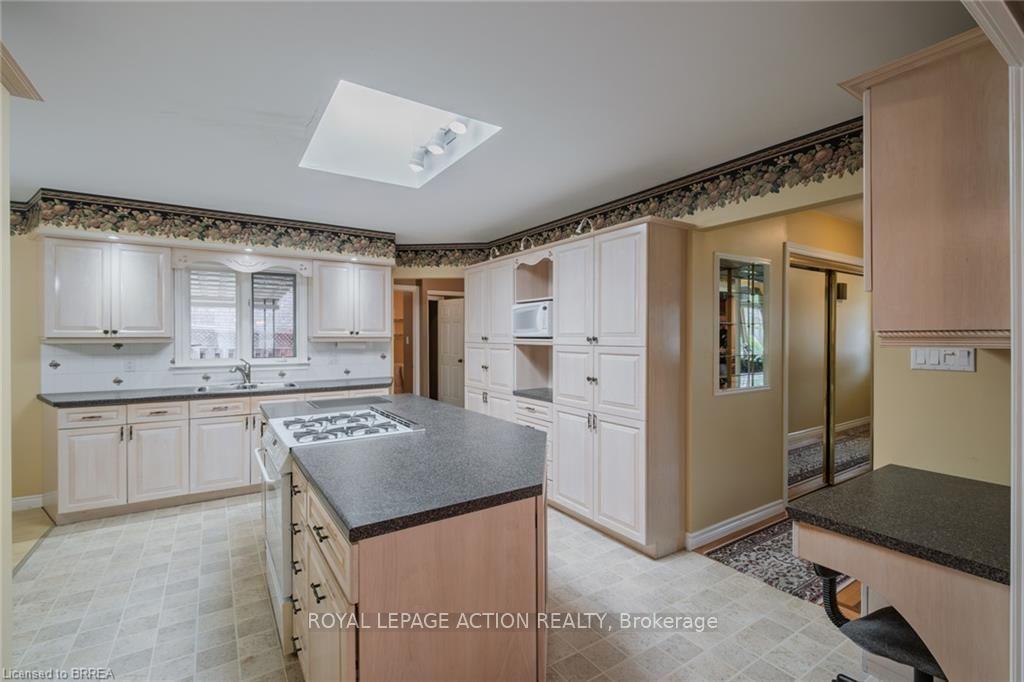 Photo 20 of 41 Royal Oak Drive, Brantford, Greenbrier — HOMEH
