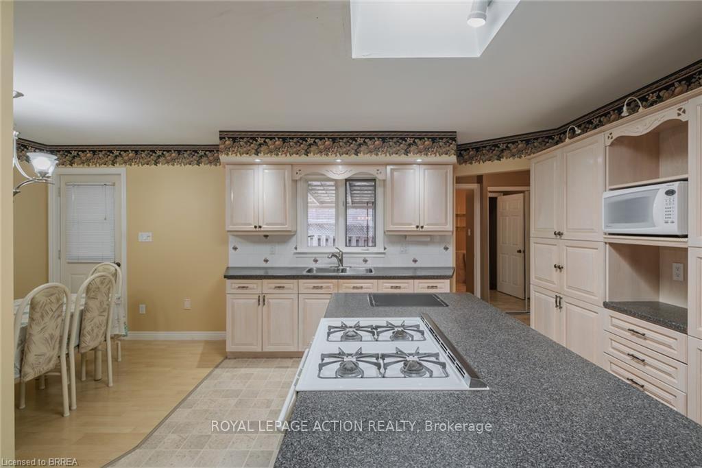 Photo 21 of 41 Royal Oak Drive, Brantford, Greenbrier — HOMEH