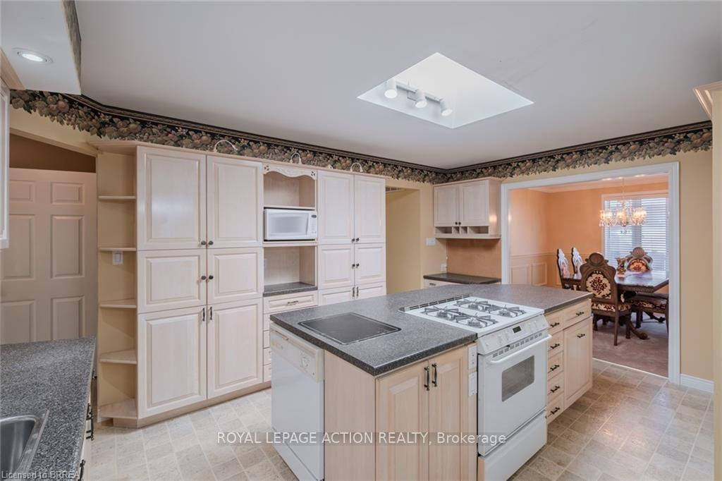Photo 22 of 41 Royal Oak Drive, Brantford, Greenbrier — HOMEH