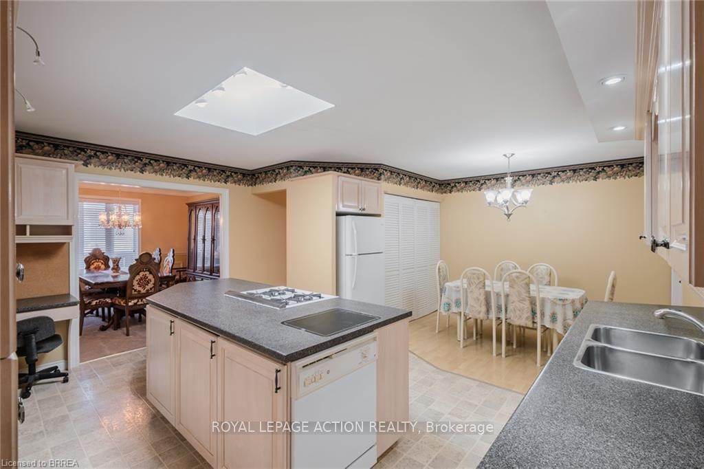 Photo 23 of 41 Royal Oak Drive, Brantford, Greenbrier — HOMEH