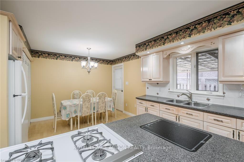 Photo 24 of 41 Royal Oak Drive, Brantford, Greenbrier — HOMEH