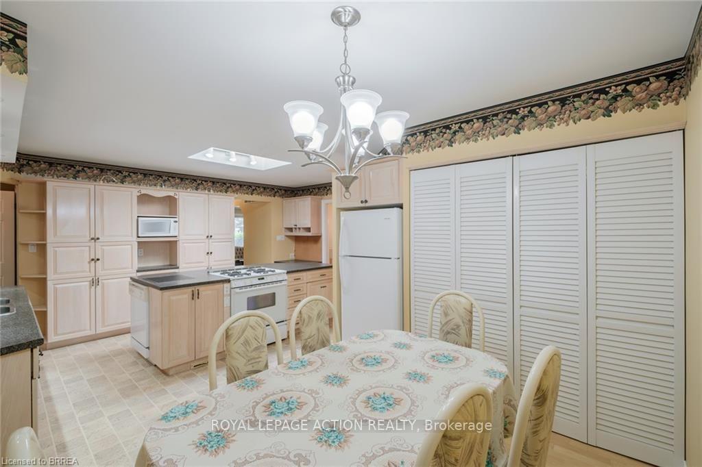 Photo 25 of 41 Royal Oak Drive, Brantford, Greenbrier — HOMEH