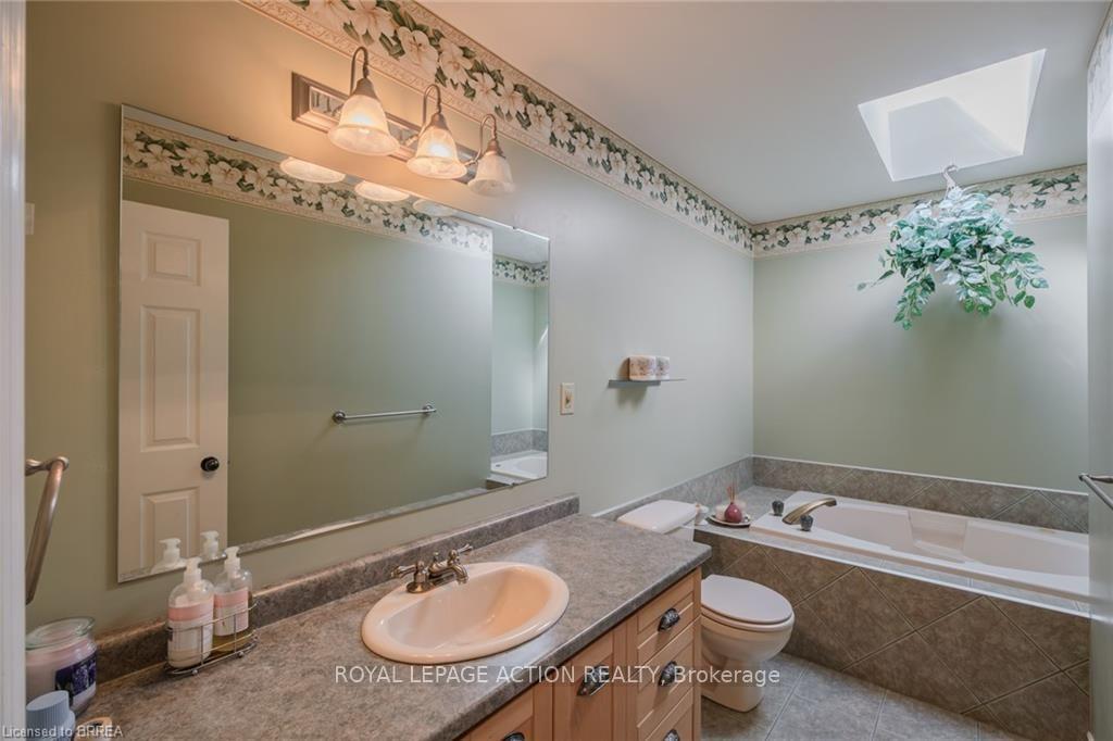 Photo 28 of 41 Royal Oak Drive, Brantford, Greenbrier — HOMEH