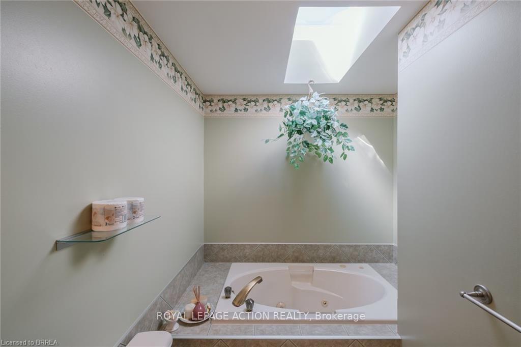 Photo 29 of 41 Royal Oak Drive, Brantford, Greenbrier — HOMEH