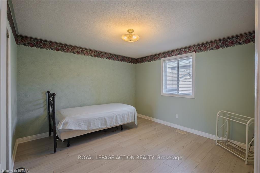 Photo 30 of 41 Royal Oak Drive, Brantford, Greenbrier — HOMEH