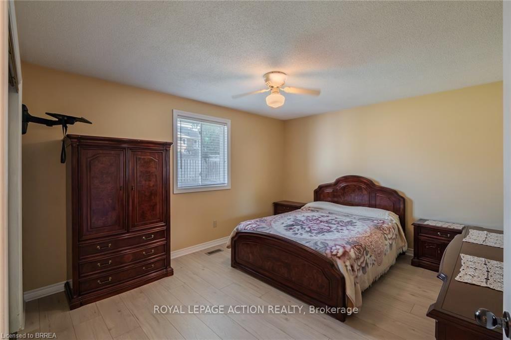Photo 32 of 41 Royal Oak Drive, Brantford, Greenbrier — HOMEH