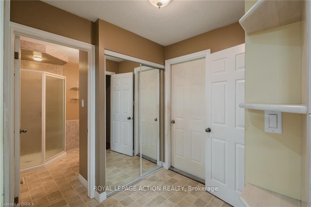 Photo 34 of 41 Royal Oak Drive, Brantford, Greenbrier — HOMEH