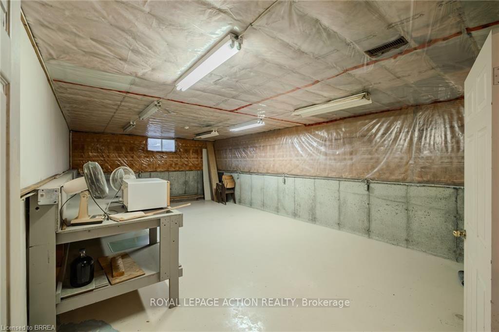 Photo 38 of 41 Royal Oak Drive, Brantford, Greenbrier — HOMEH
