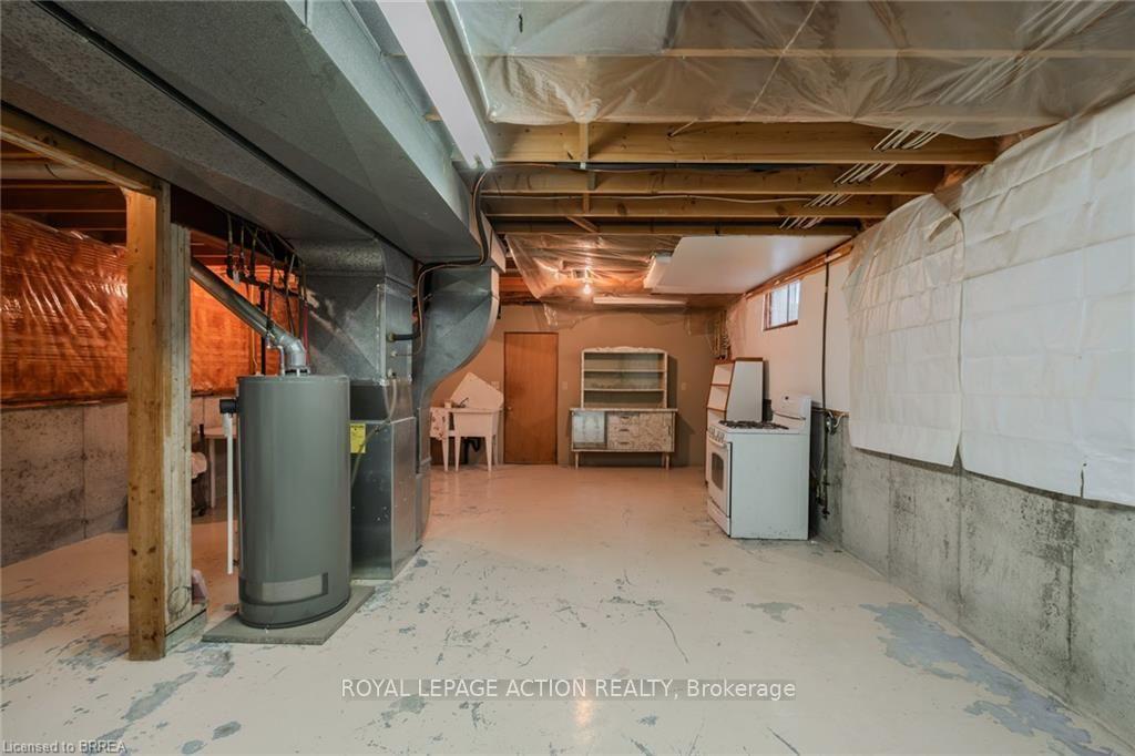 Photo 40 of 41 Royal Oak Drive, Brantford, Greenbrier — HOMEH