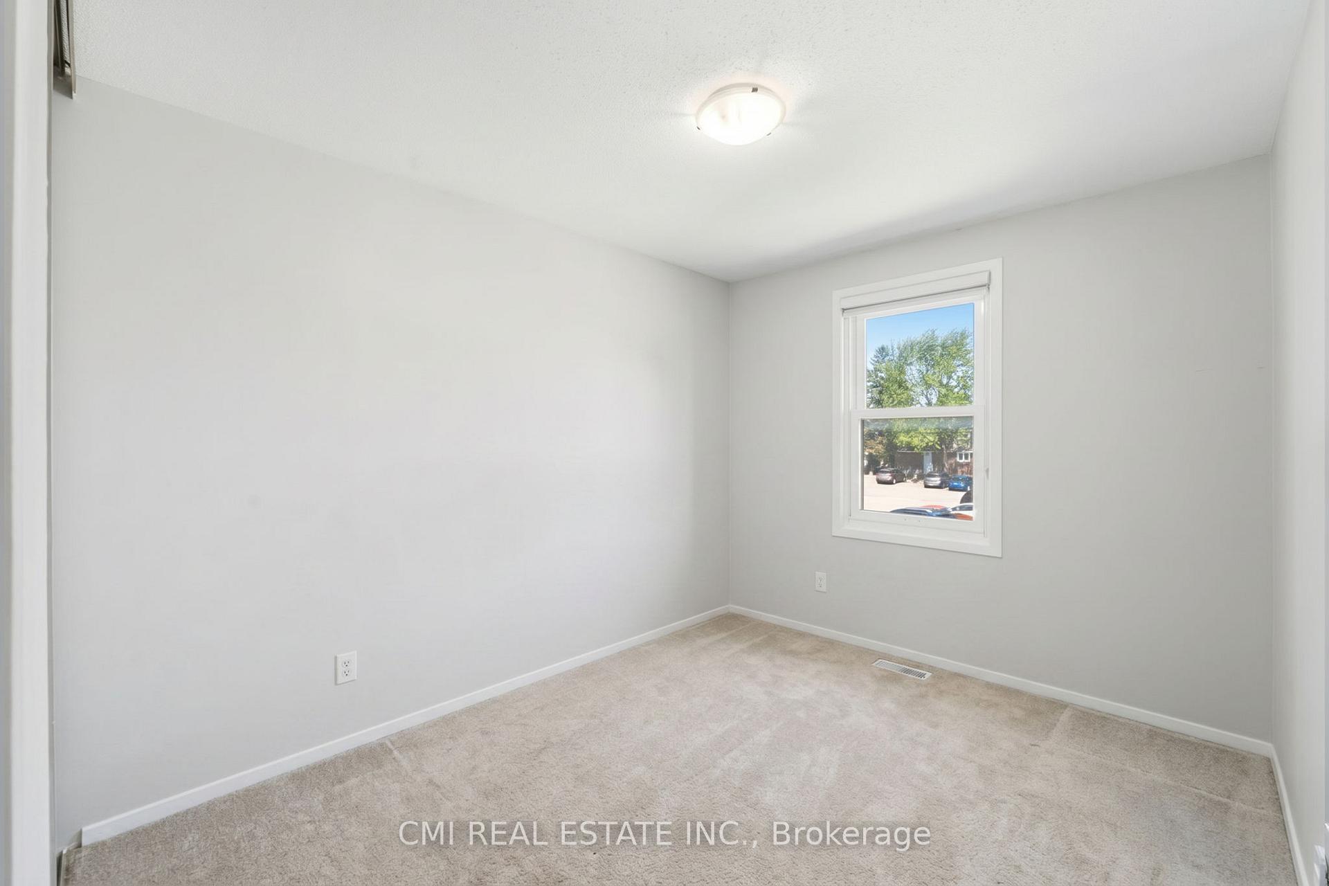Photo 7 of Unit B, 1765 Lamoureux Drive, Ottawa, Queenswood Heights South — HOMEH