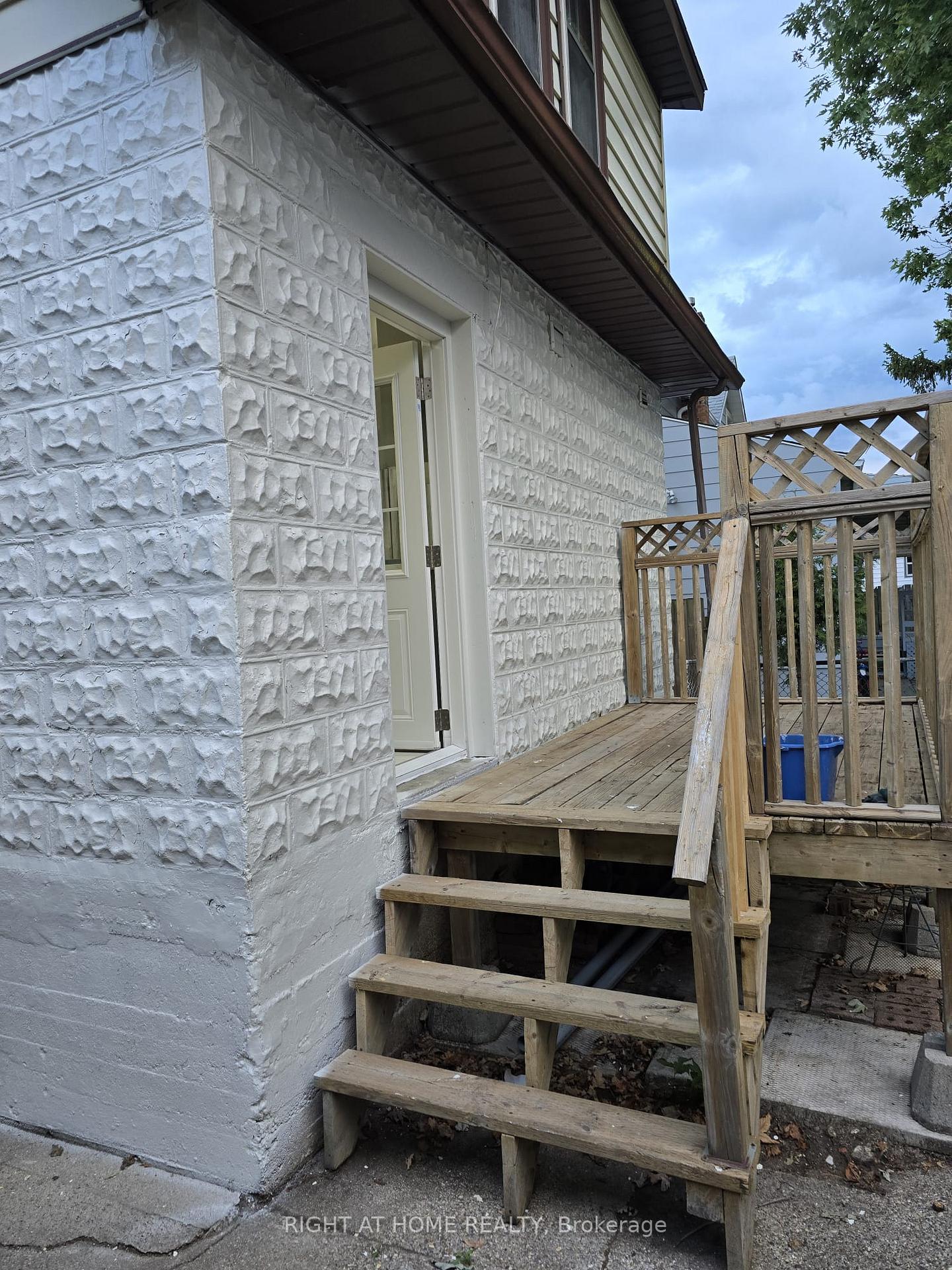 Photo 3 of 140 Napier Street, Sarnia — HOMEH