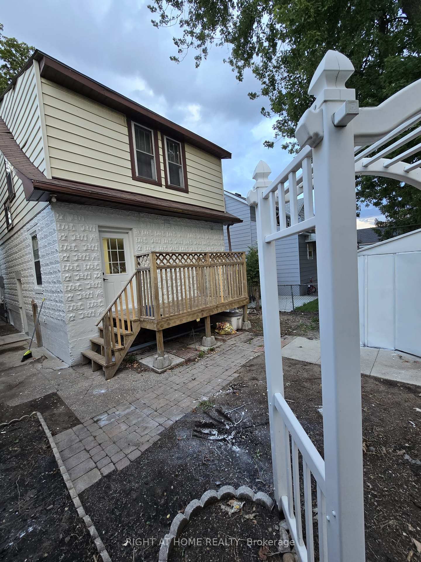 Photo 4 of 140 Napier Street, Sarnia — HOMEH