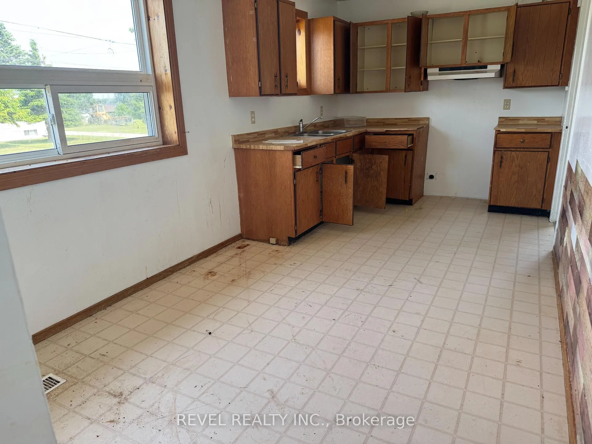 Photo 3 of 42 Gauthier Street, Kapuskasing, Fauquier — HOMEH