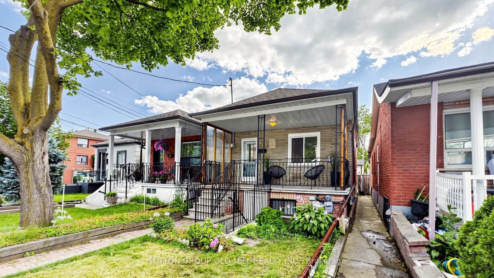 Photo 2 of 6 Hilldale Road, Toronto, Rockcliffe-Smythe — HOMEH