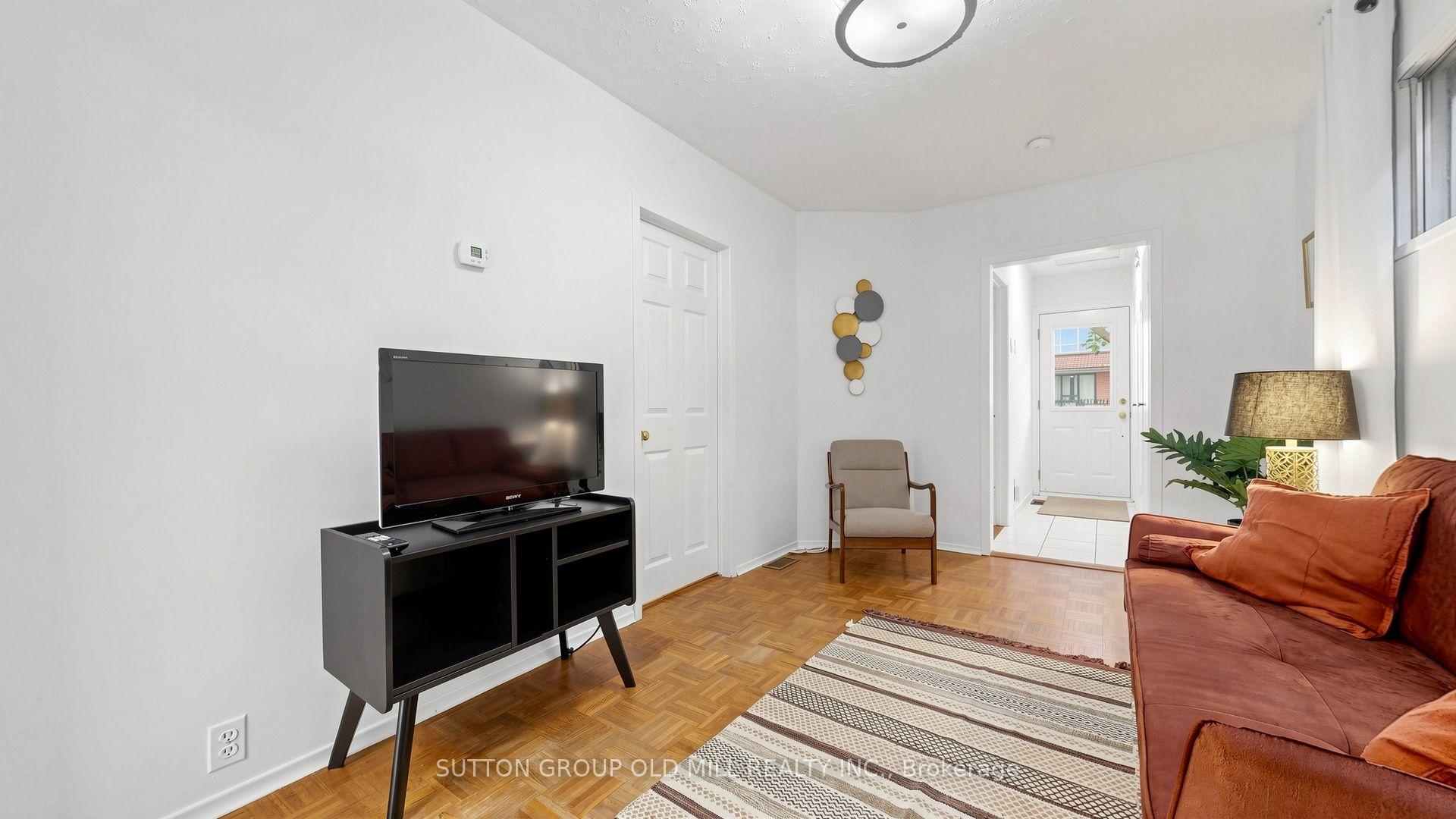 Photo 5 of 6 Hilldale Road, Toronto, Rockcliffe-Smythe — HOMEH