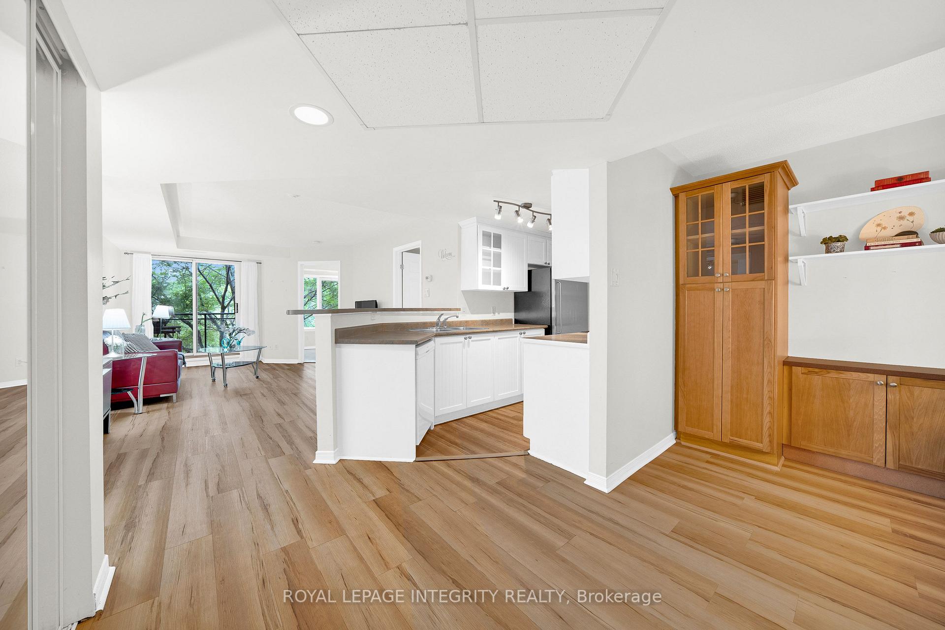 Photo 4 of Unit 3M, 310 Central Park Drive, Ottawa, Central Park — HOMEH
