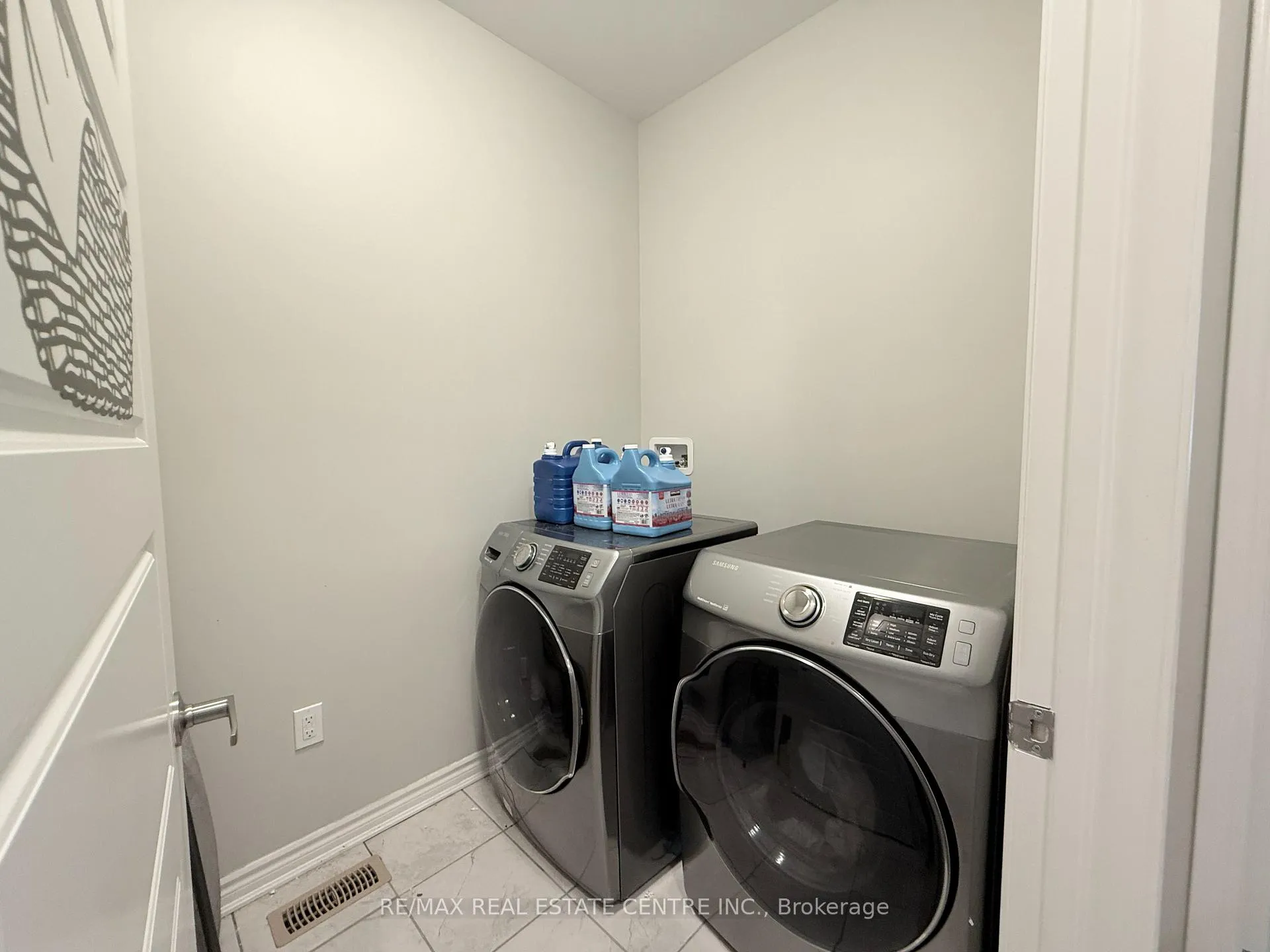 Photo 20 of 300 Ridge Road, Cambridge, Silver Heights — HOMEH