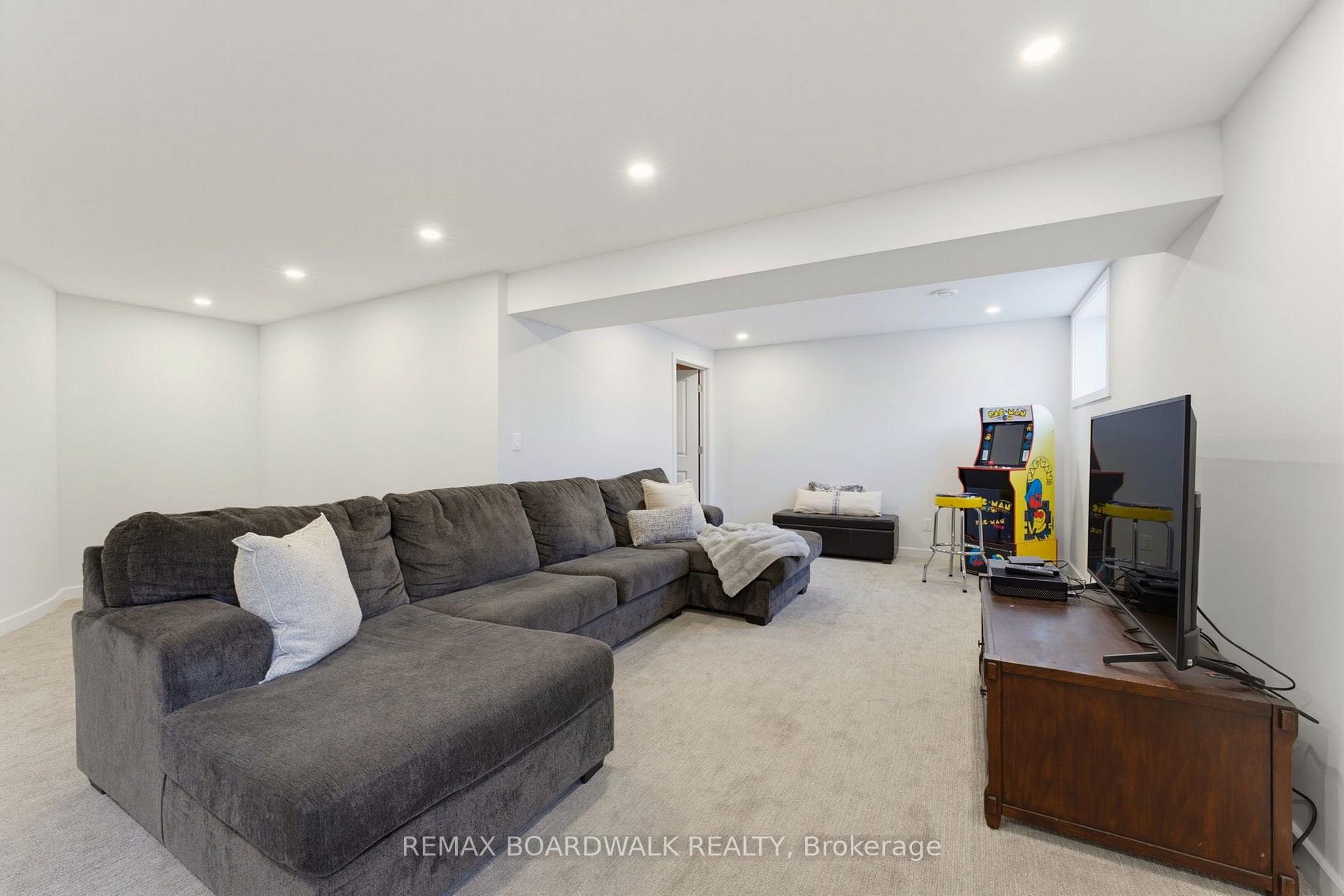 Photo 33 of 224 Skipper Drive, Ottawa, Mahogany Community — HOMEH