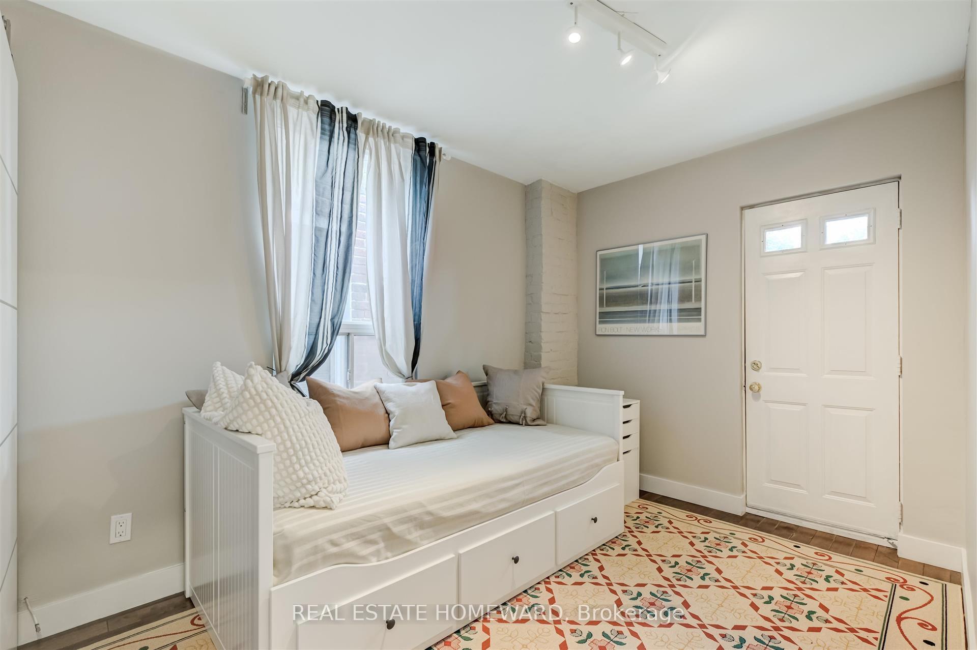 Photo 10 of Unit upper, 14 Ashdale Avenue, Toronto, Greenwood-Coxwell — HOMEH
