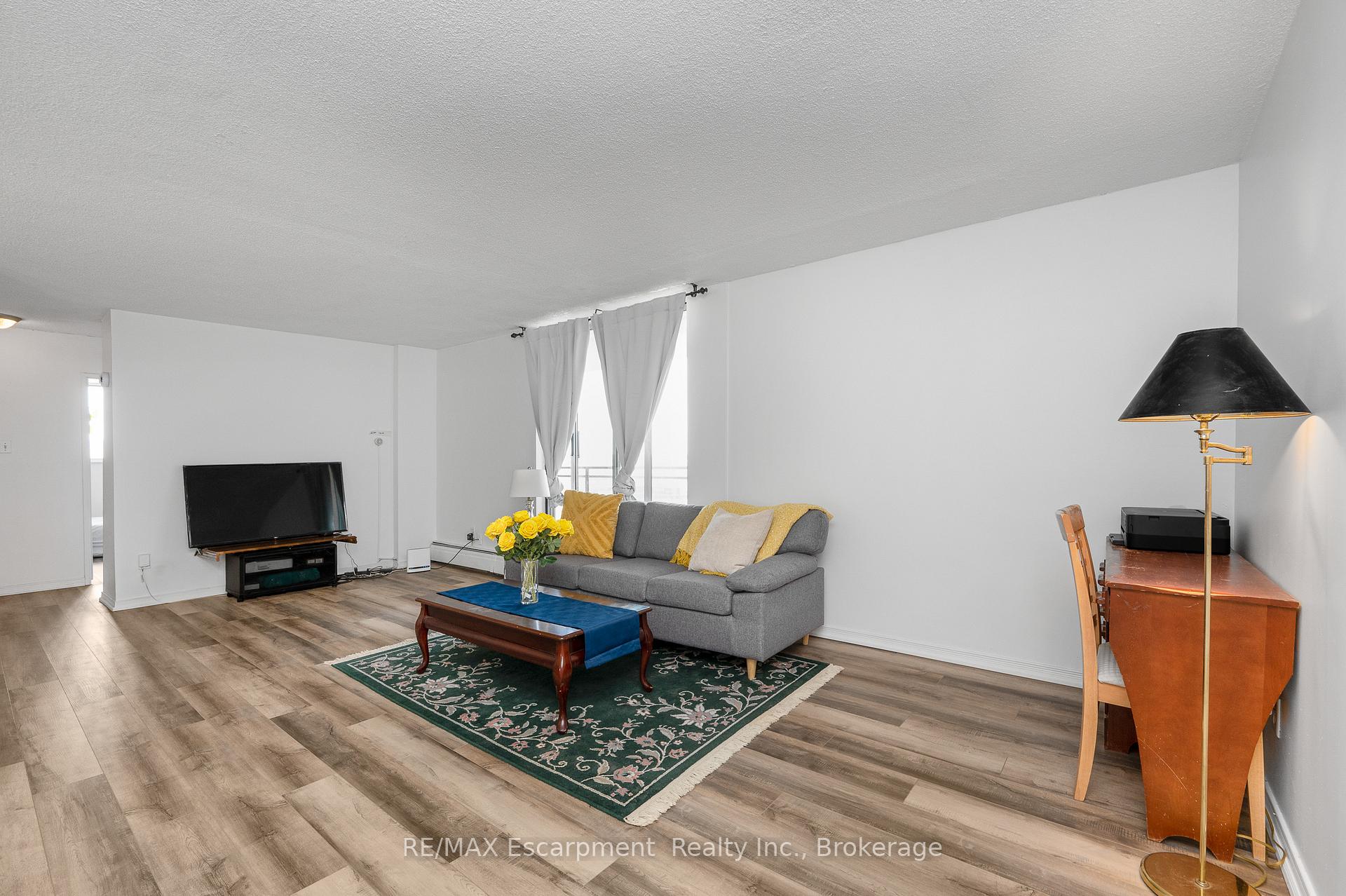 Photo 5 of Unit 1501, 975 Warwick Court, Burlington, LaSalle — HOMEH