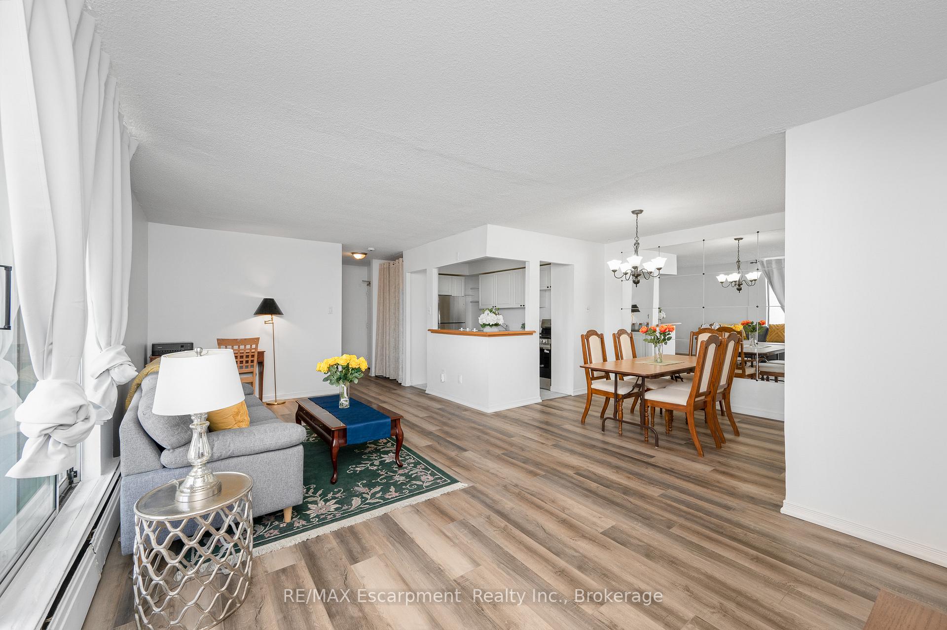 Photo 6 of Unit 1501, 975 Warwick Court, Burlington, LaSalle — HOMEH