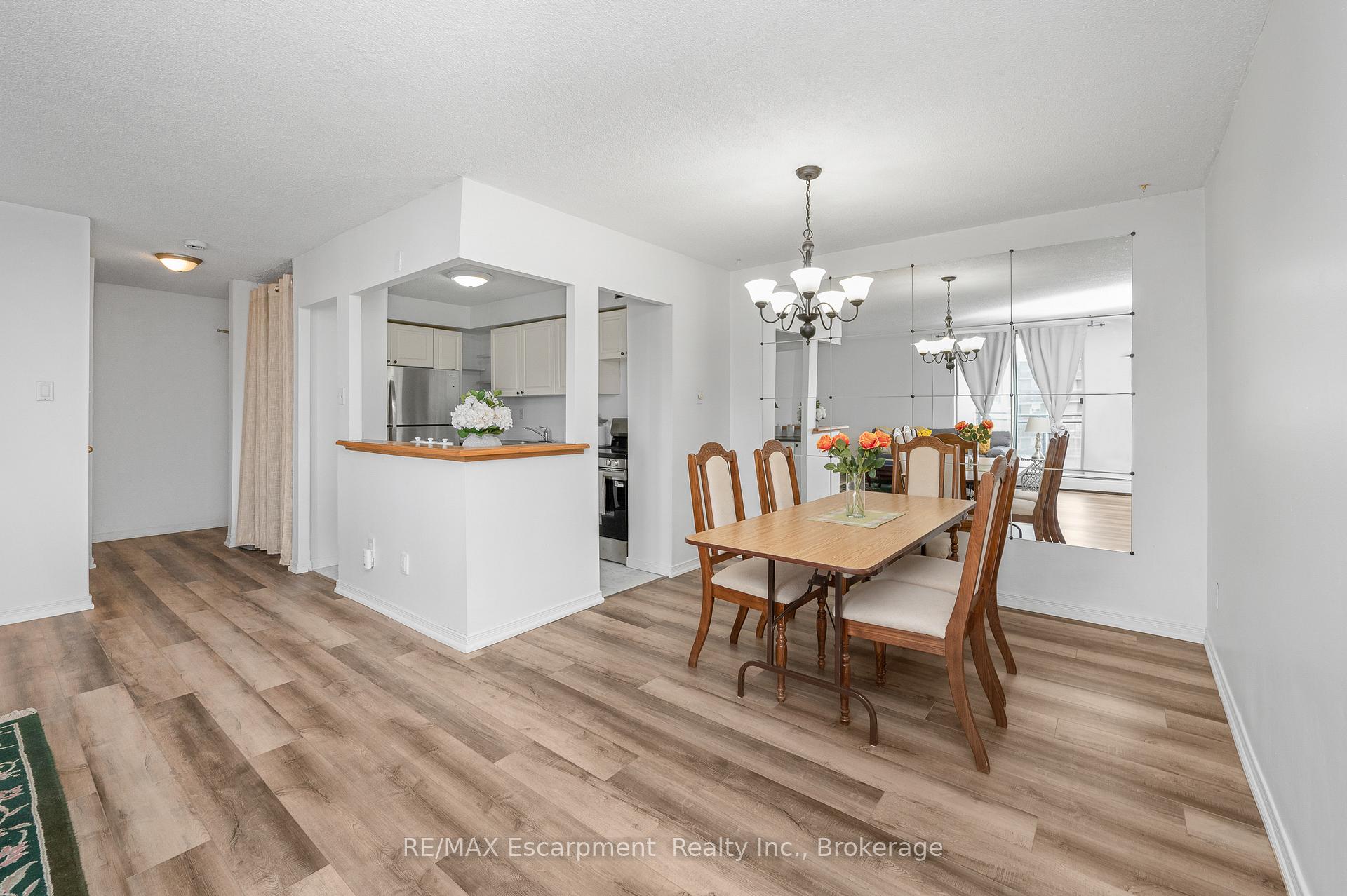 Photo 7 of Unit 1501, 975 Warwick Court, Burlington, LaSalle — HOMEH