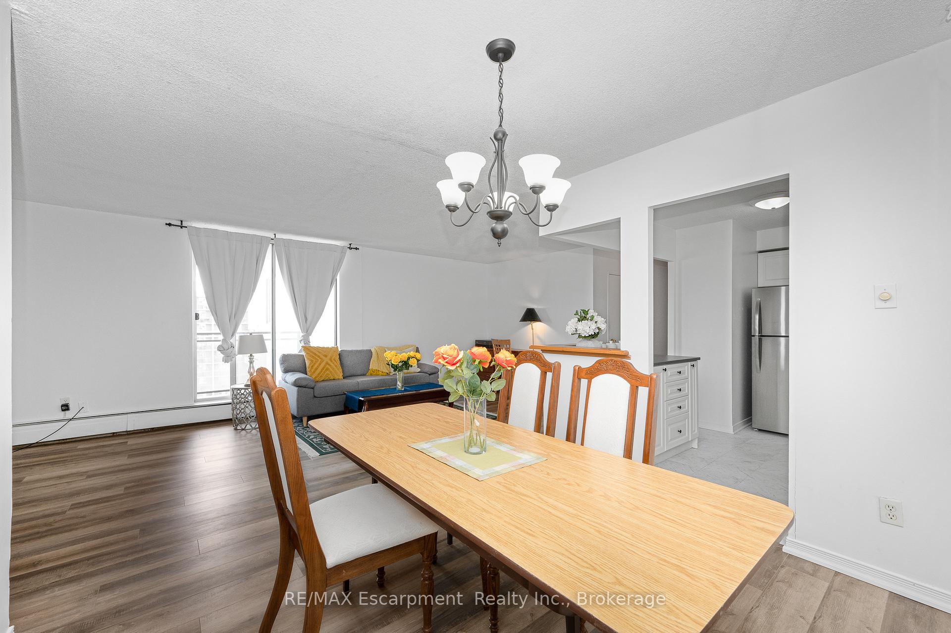 Photo 8 of Unit 1501, 975 Warwick Court, Burlington, LaSalle — HOMEH