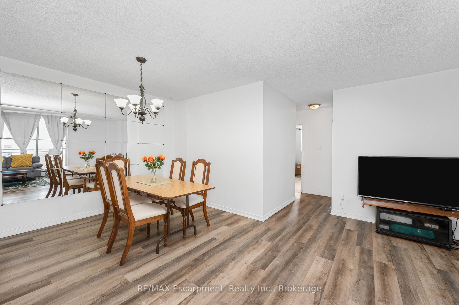 Photo 9 of Unit 1501, 975 Warwick Court, Burlington, LaSalle — HOMEH
