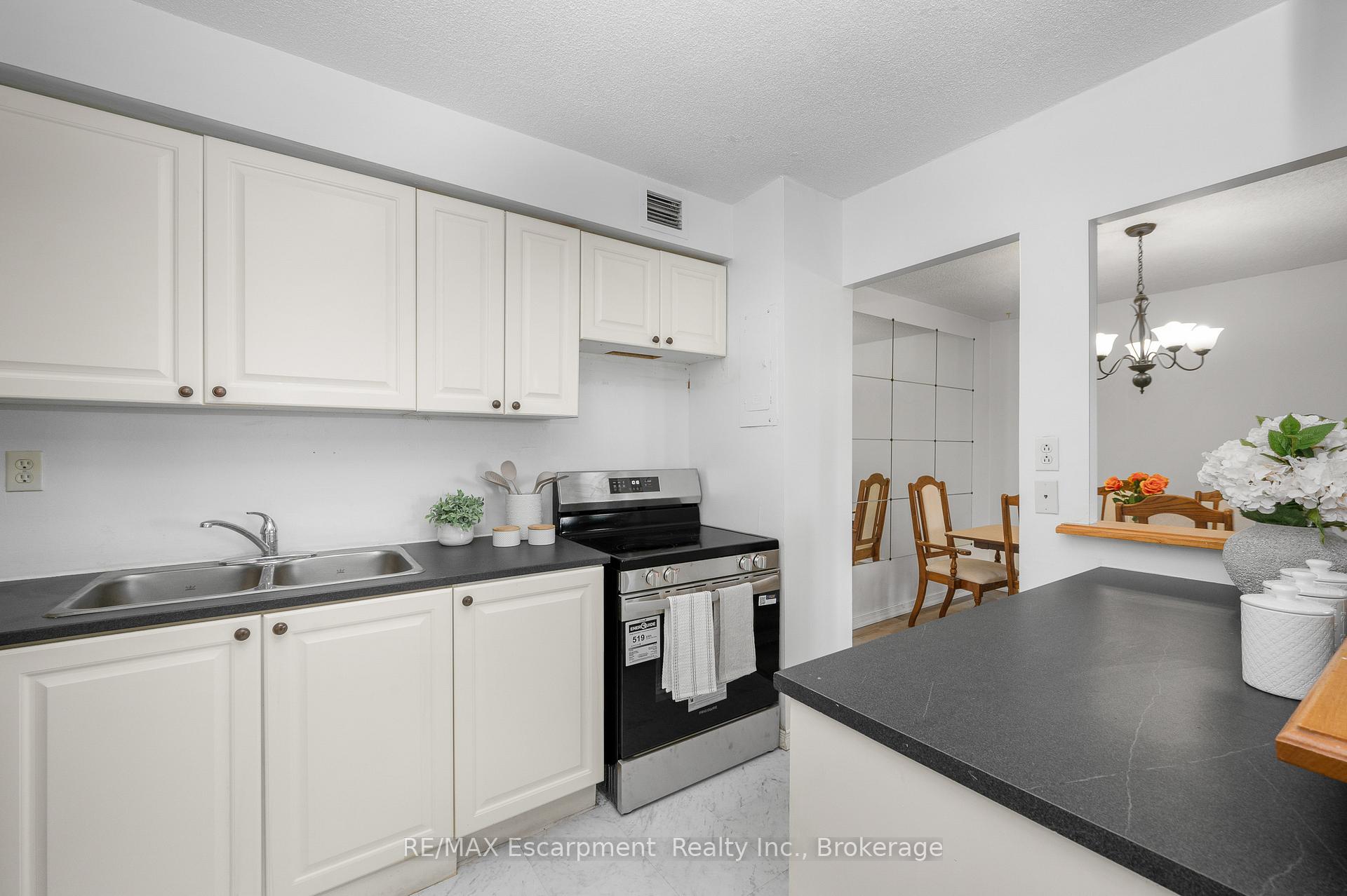 Photo 11 of Unit 1501, 975 Warwick Court, Burlington, LaSalle — HOMEH