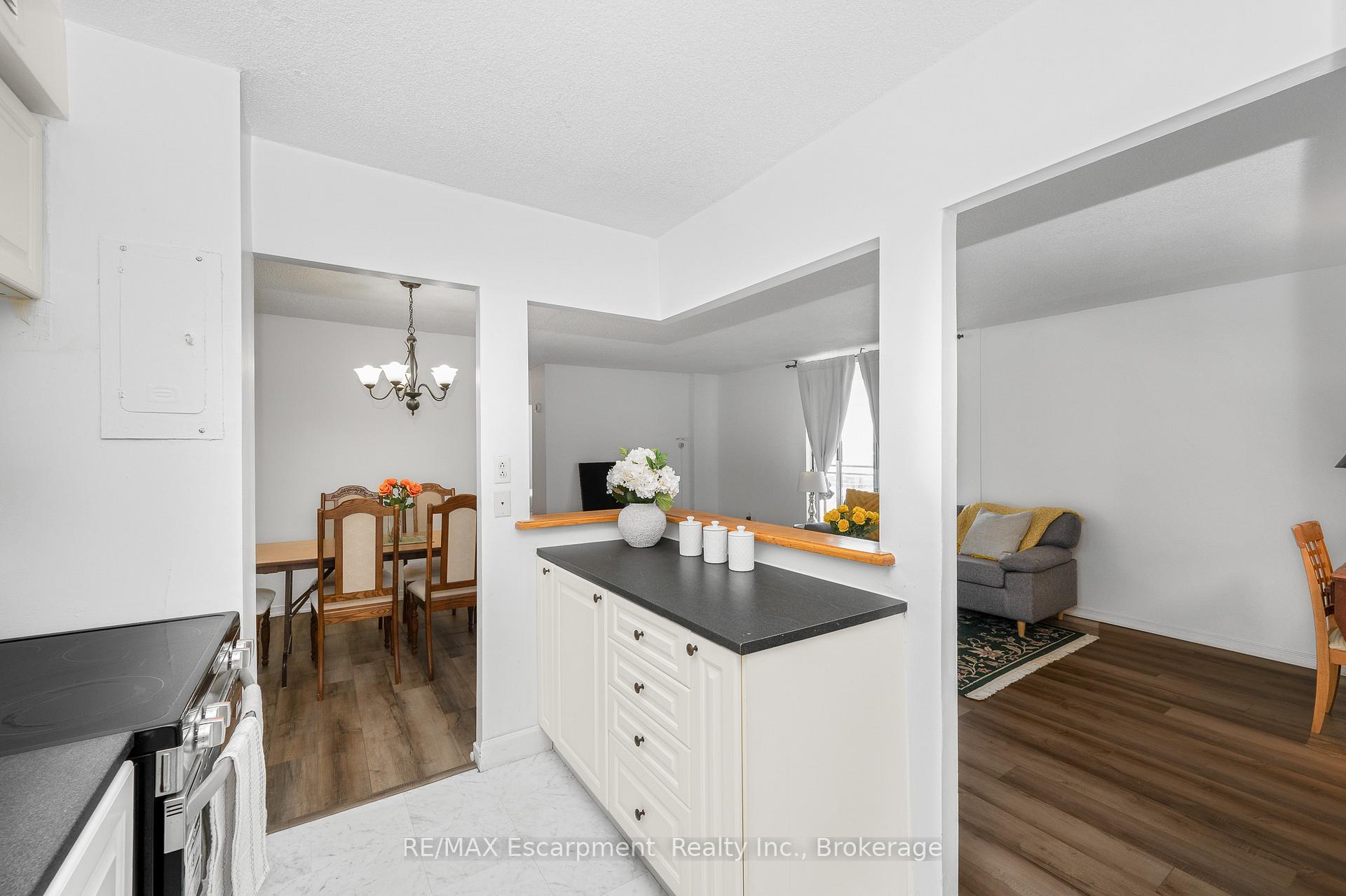 Photo 12 of Unit 1501, 975 Warwick Court, Burlington, LaSalle — HOMEH