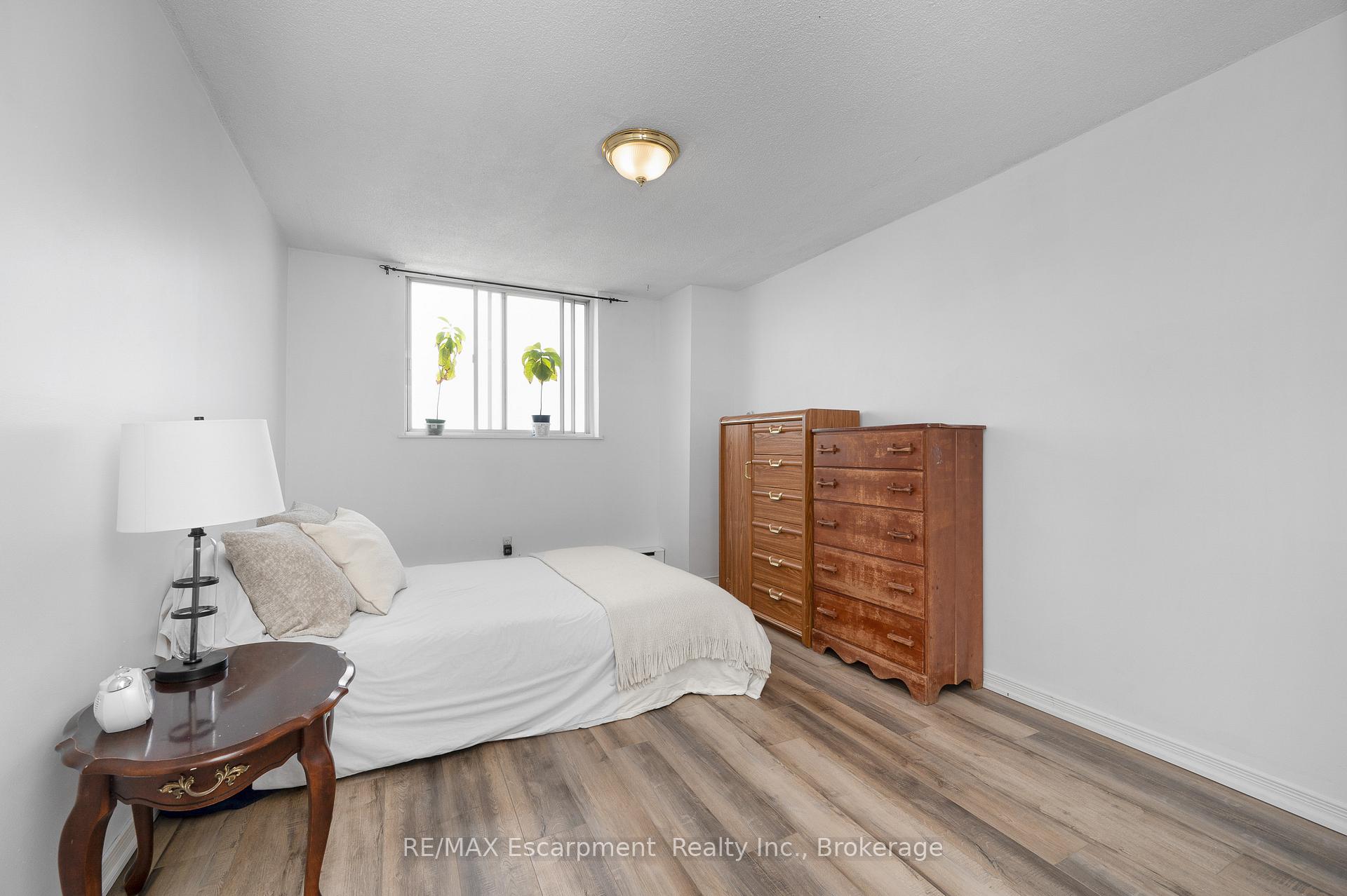 Photo 13 of Unit 1501, 975 Warwick Court, Burlington, LaSalle — HOMEH