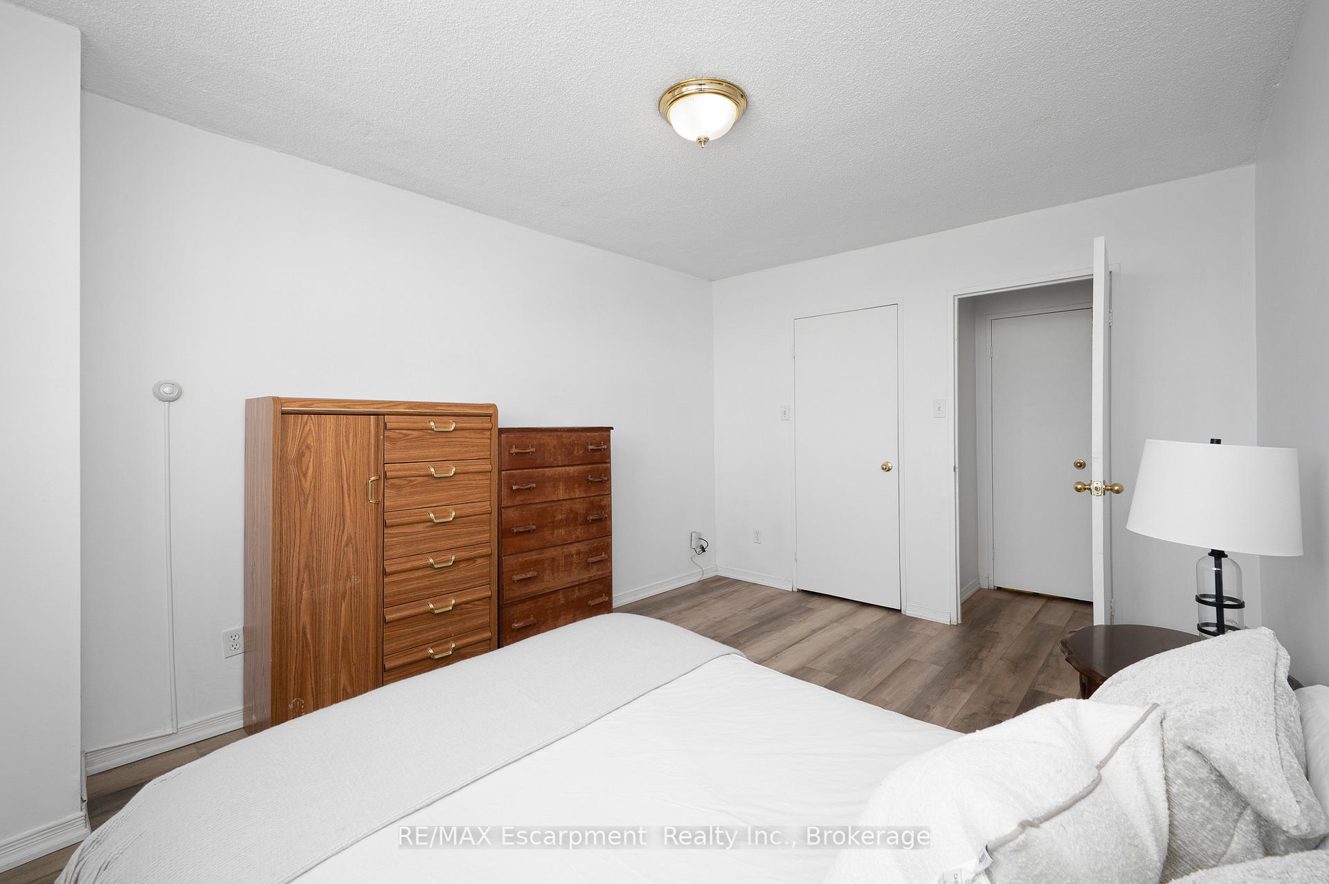 Photo 14 of Unit 1501, 975 Warwick Court, Burlington, LaSalle — HOMEH