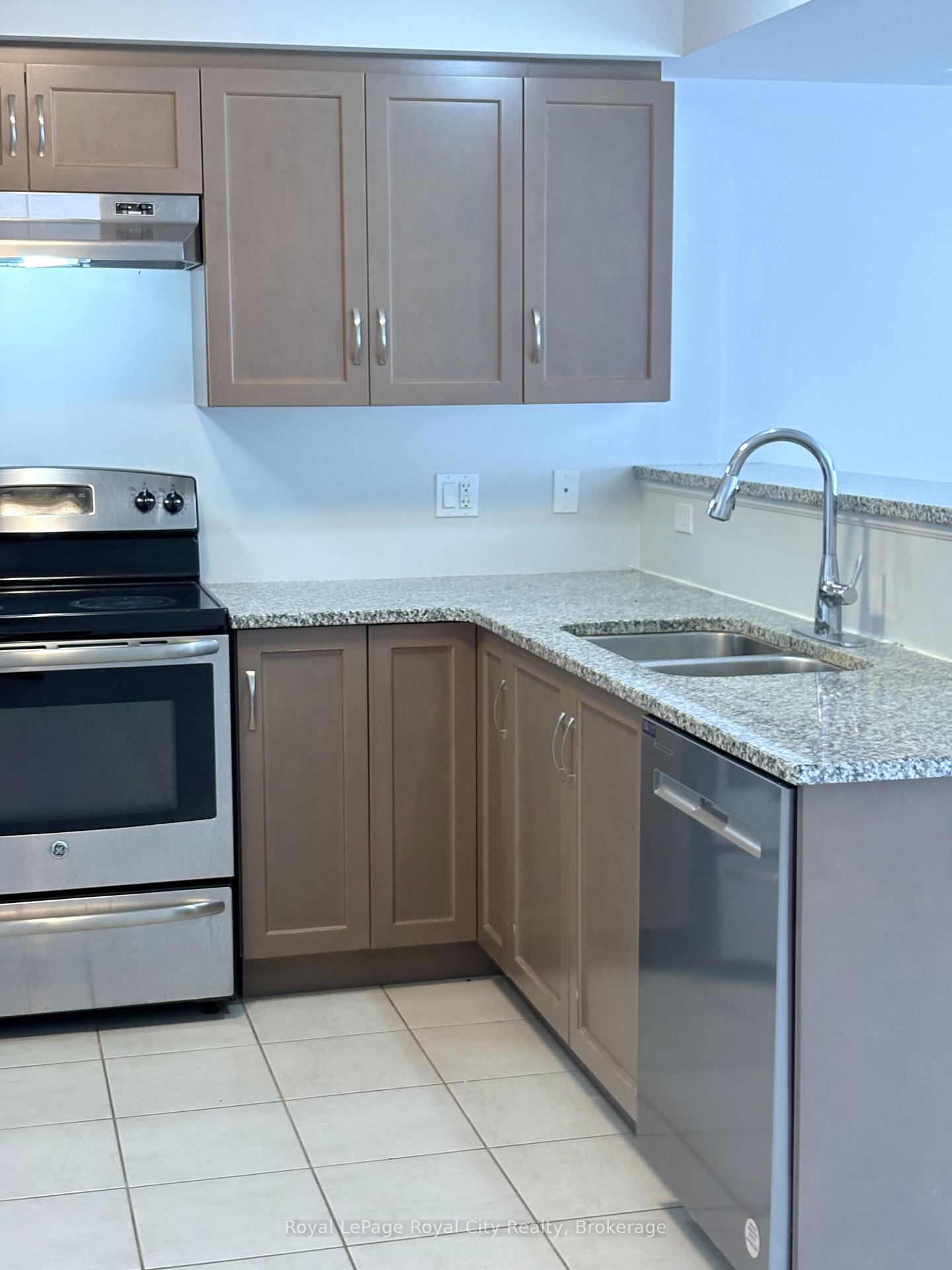 Photo 2 of 15 Summerfield Drive, Guelph, Pineridge/Westminster Woods — HOMEH