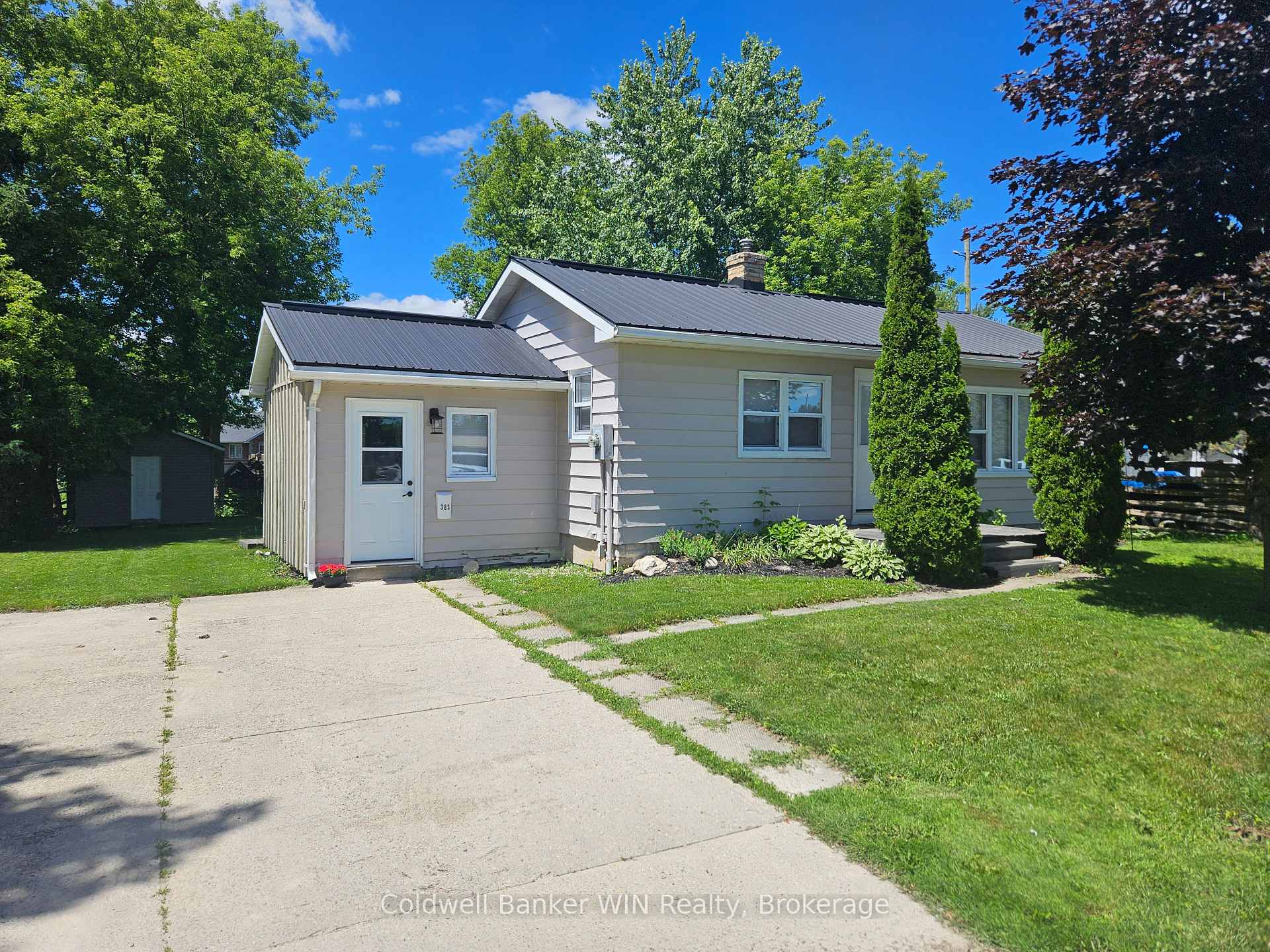 Front of 383 Wellington Street E