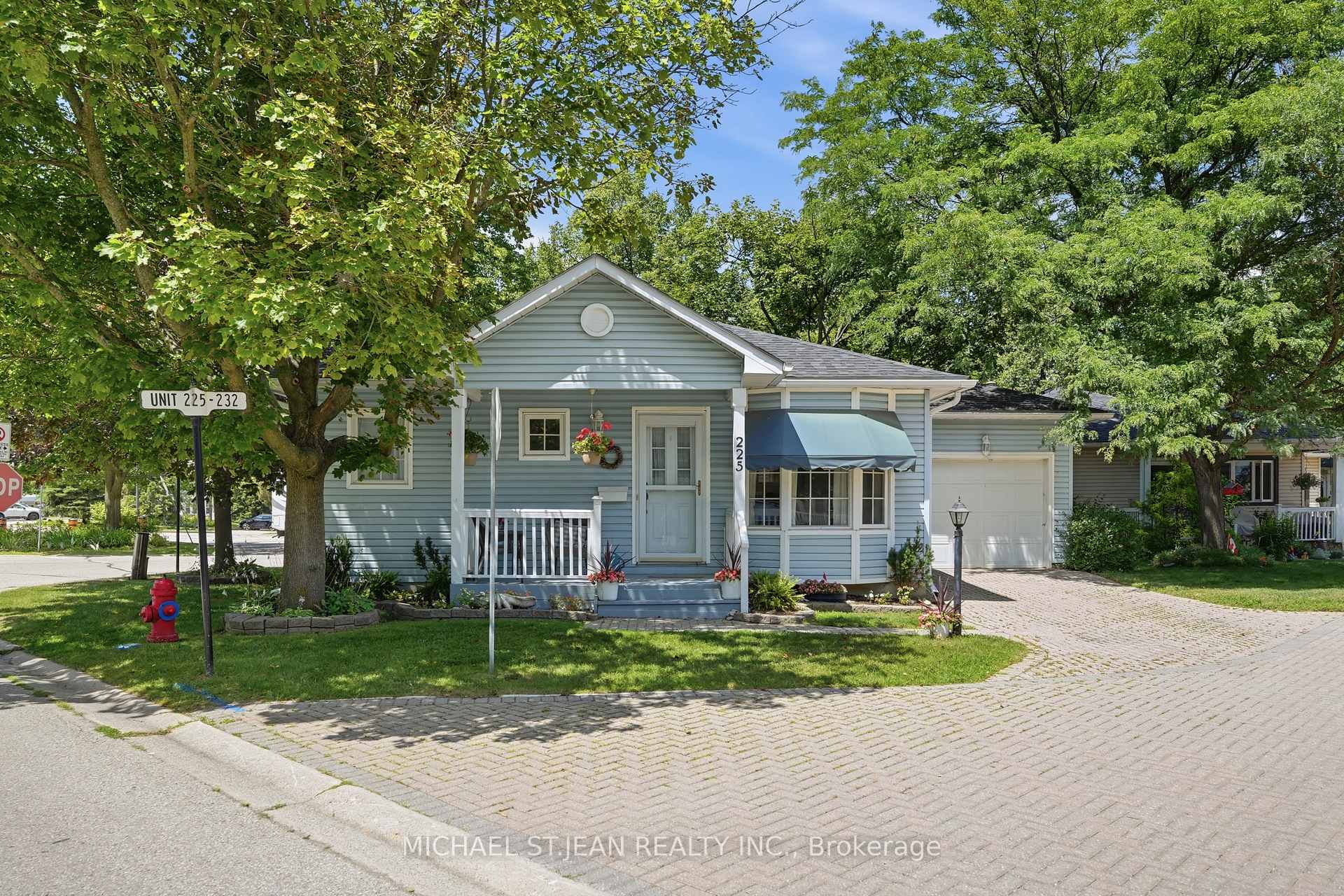 Photo of 225 Silverbirch Boulevard