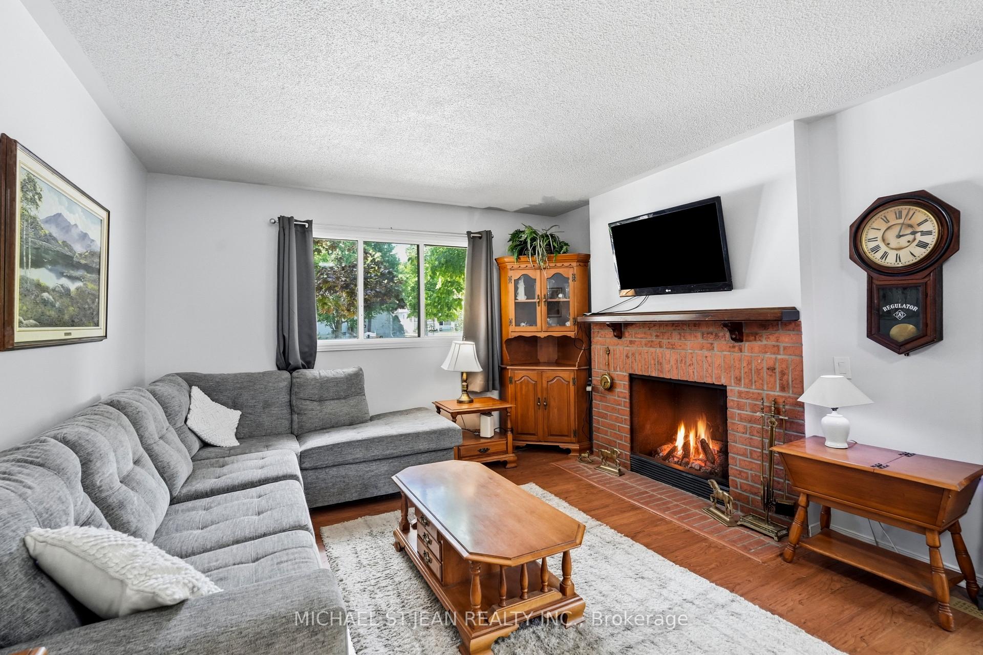 Photo 10 of 225 Silverbirch Boulevard, Hamilton, Rural Glanbrook — HOMEH