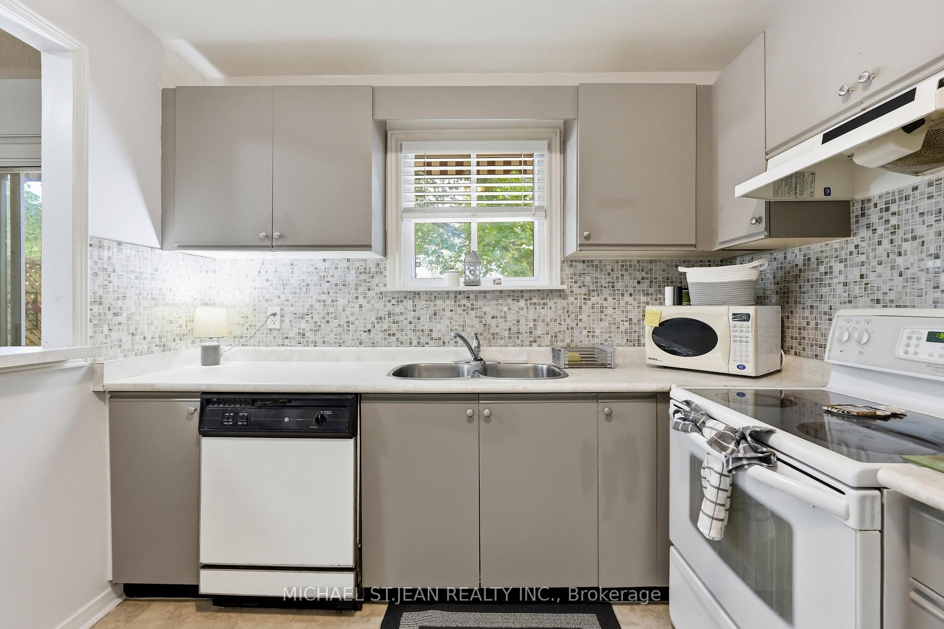 Photo 15 of 225 Silverbirch Boulevard, Hamilton, Rural Glanbrook — HOMEH