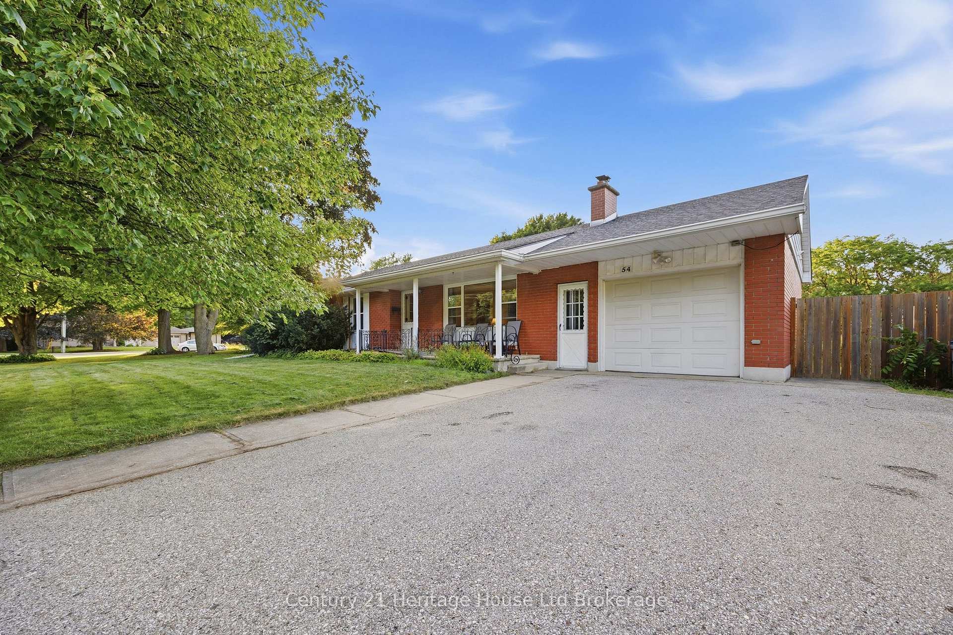 Photo 2 of 54 Glendale Drive, Tillsonburg — HOMEH
