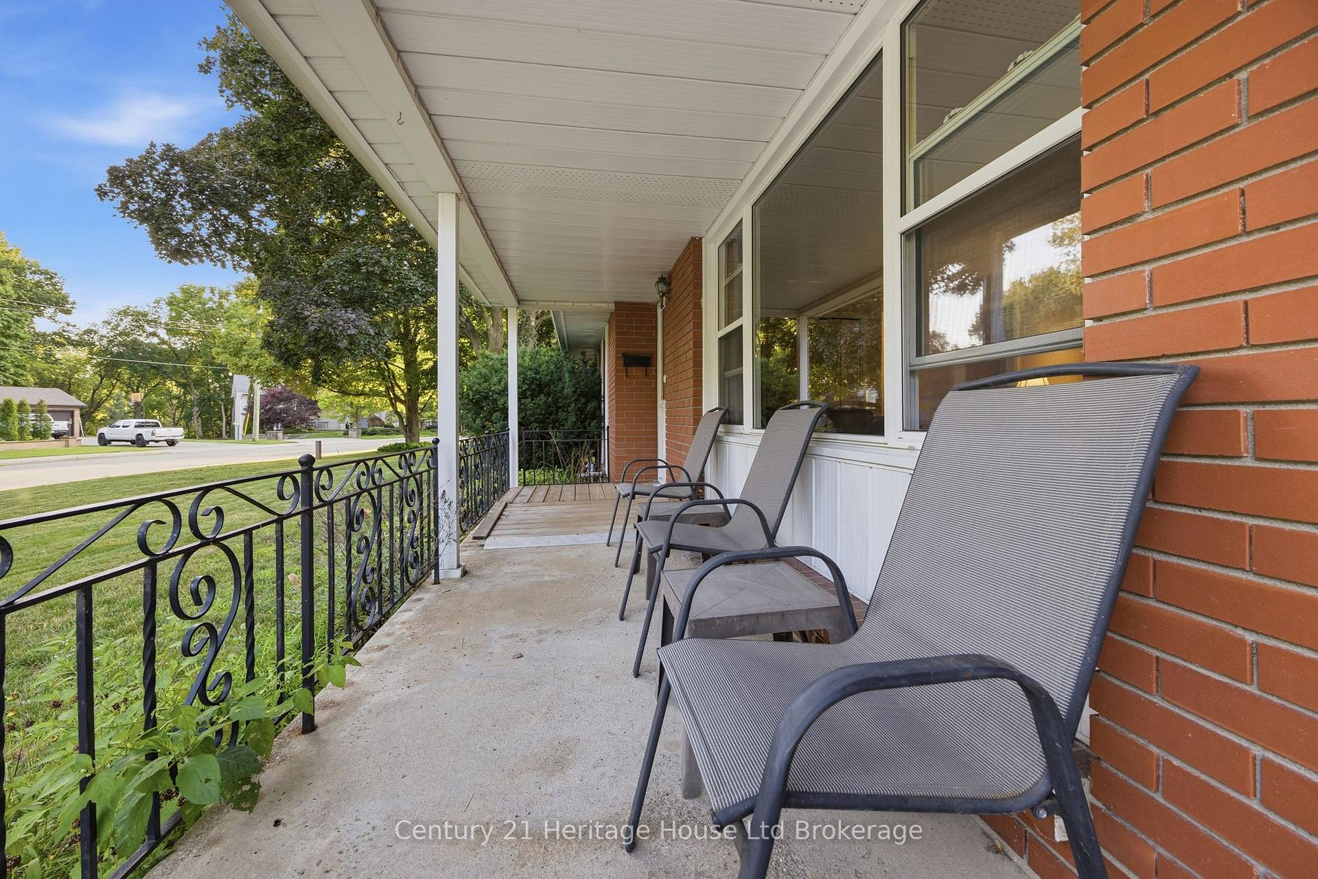 Photo 3 of 54 Glendale Drive, Tillsonburg — HOMEH