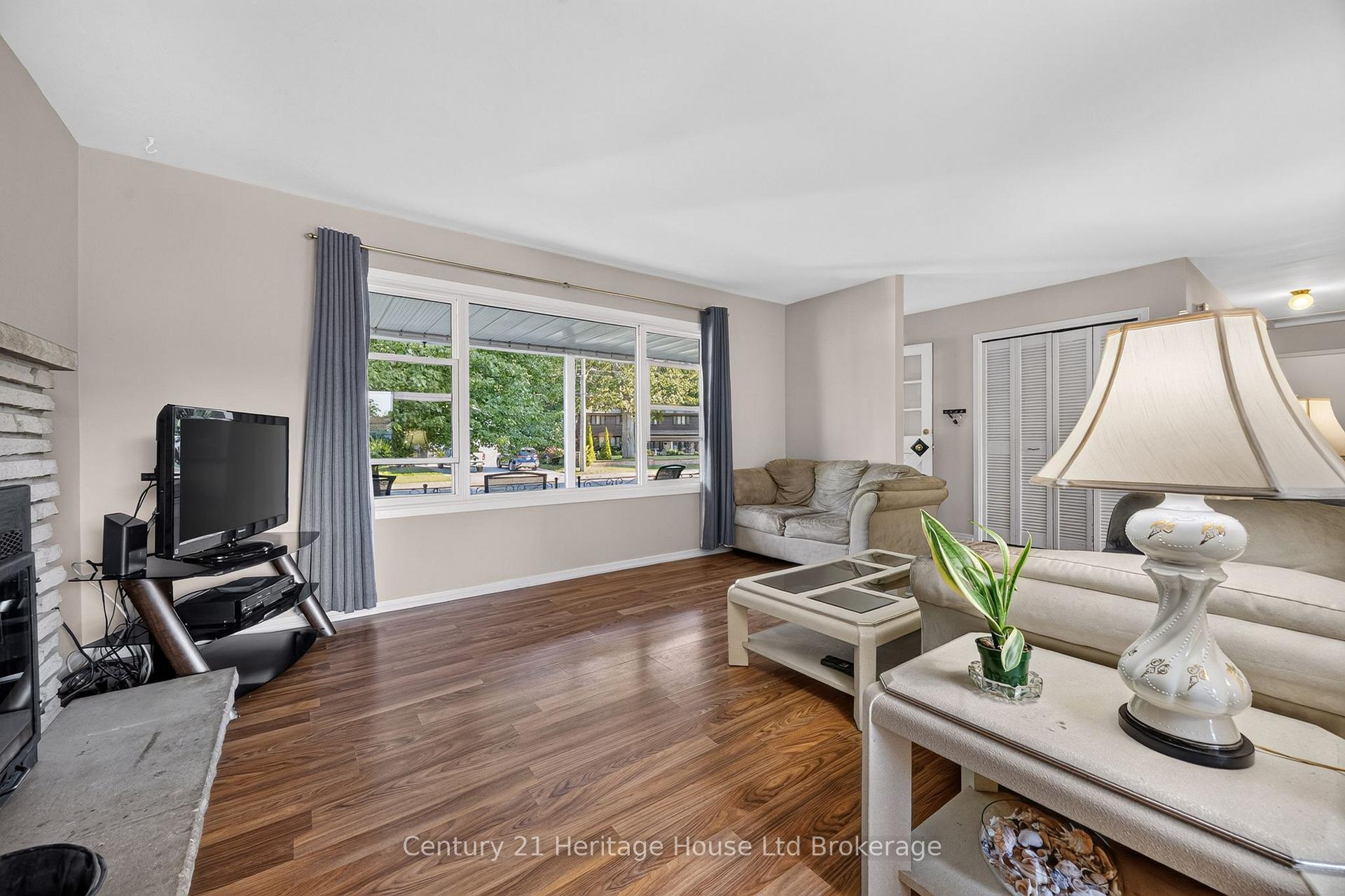 Photo 5 of 54 Glendale Drive, Tillsonburg — HOMEH