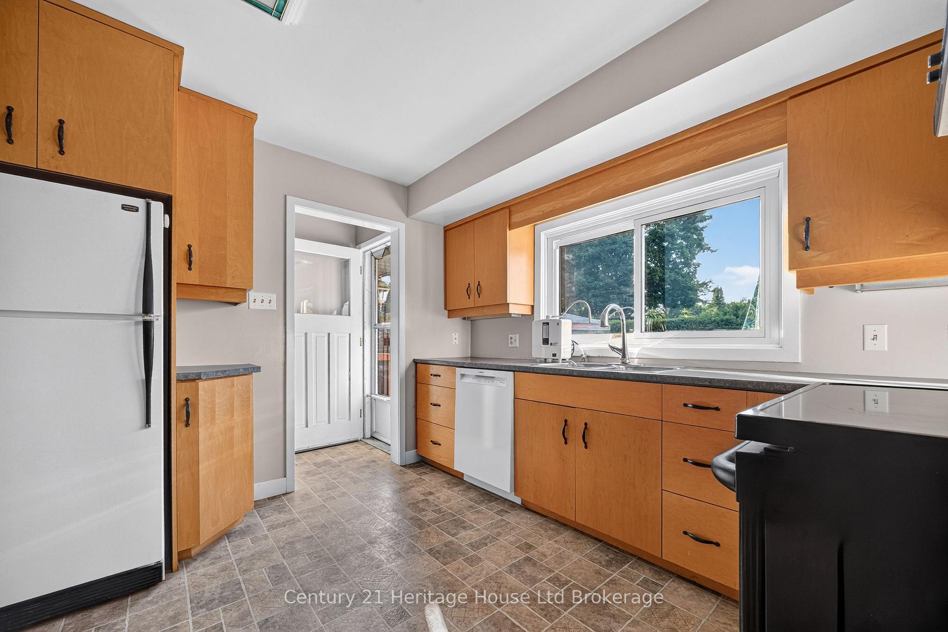 Photo 17 of 54 Glendale Drive, Tillsonburg — HOMEH