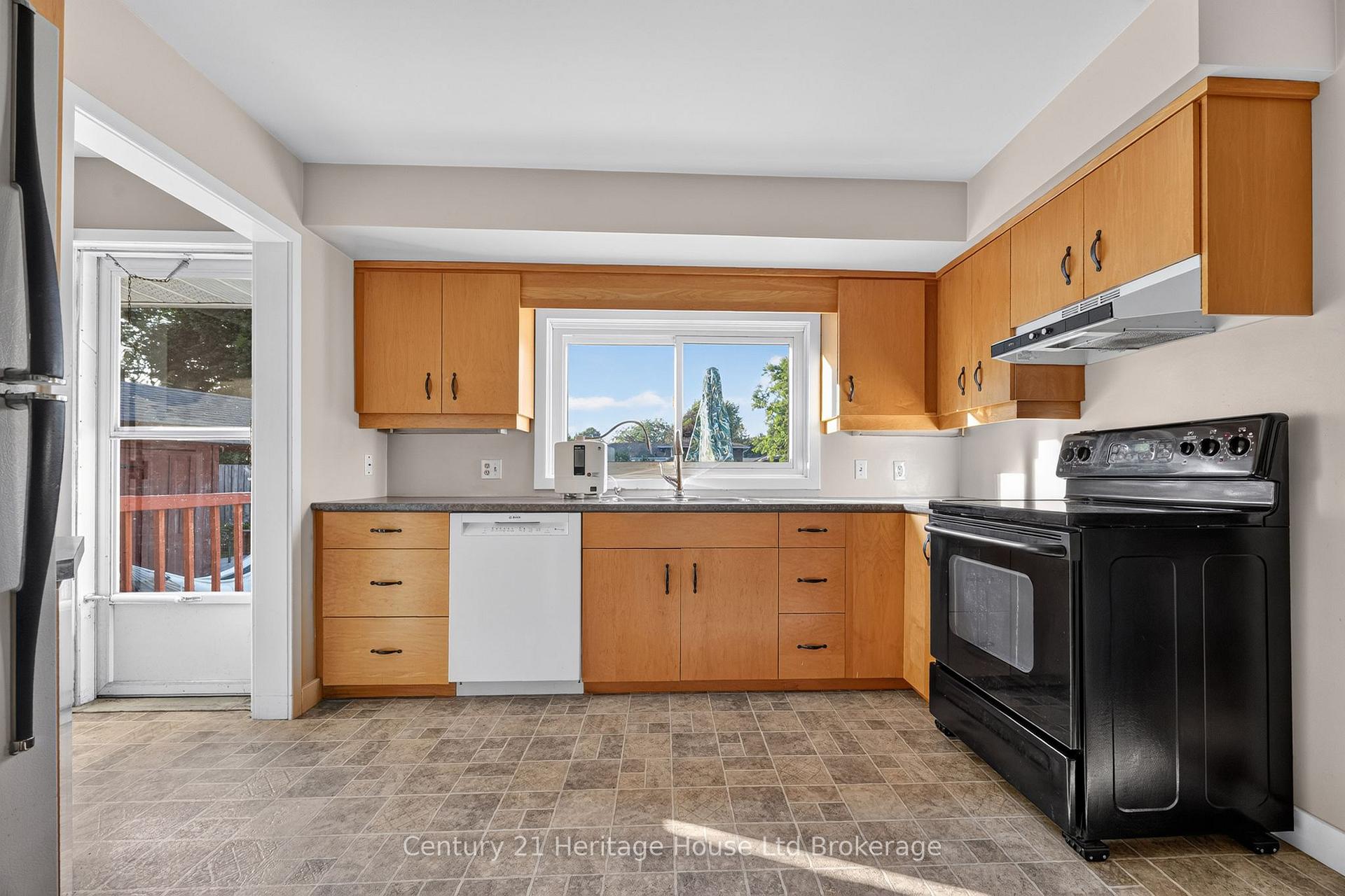 Photo 19 of 54 Glendale Drive, Tillsonburg — HOMEH