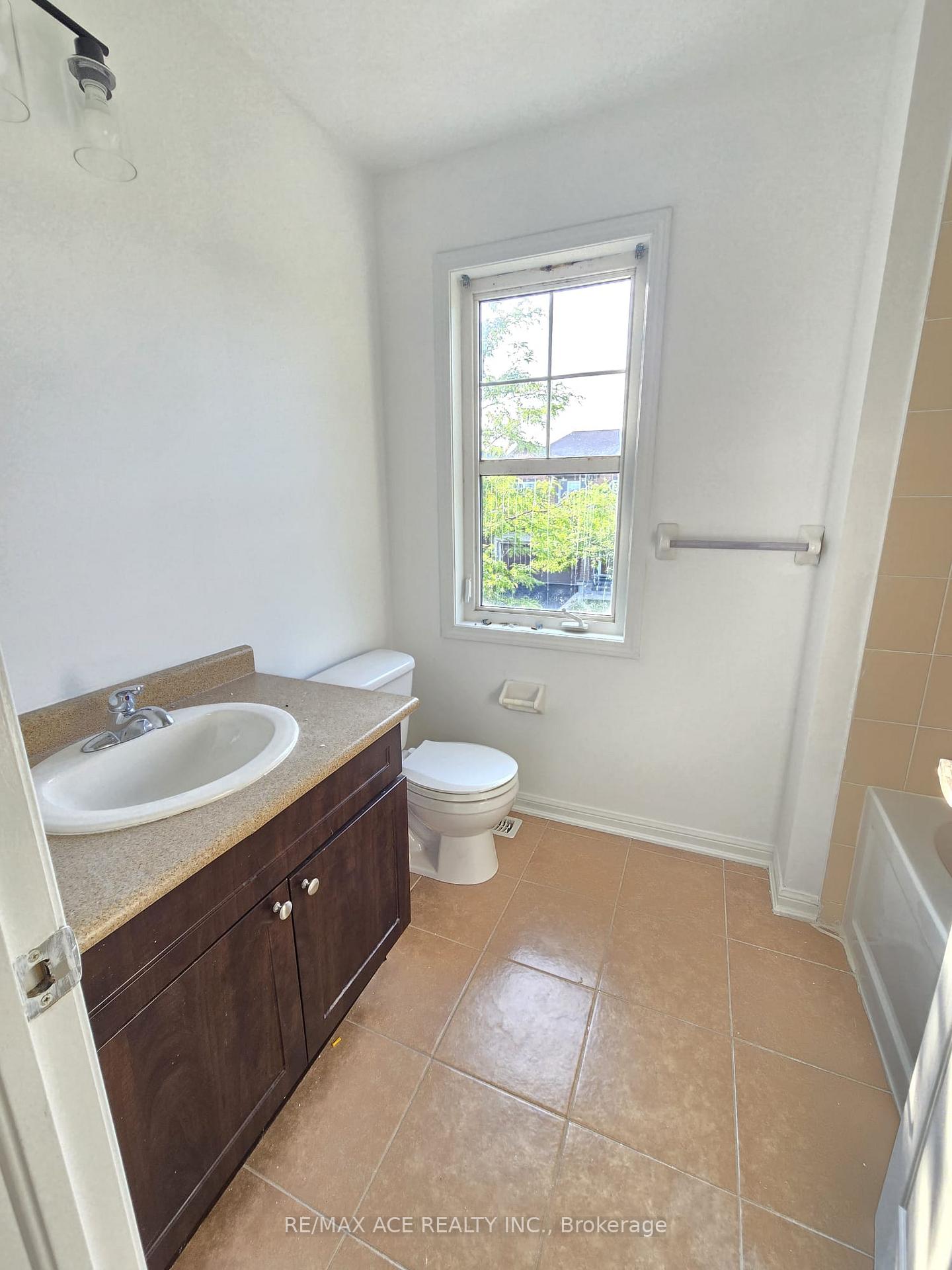 Photo 15 of 901 Rigo Crossing Crescent, Milton, Willmott — HOMEH