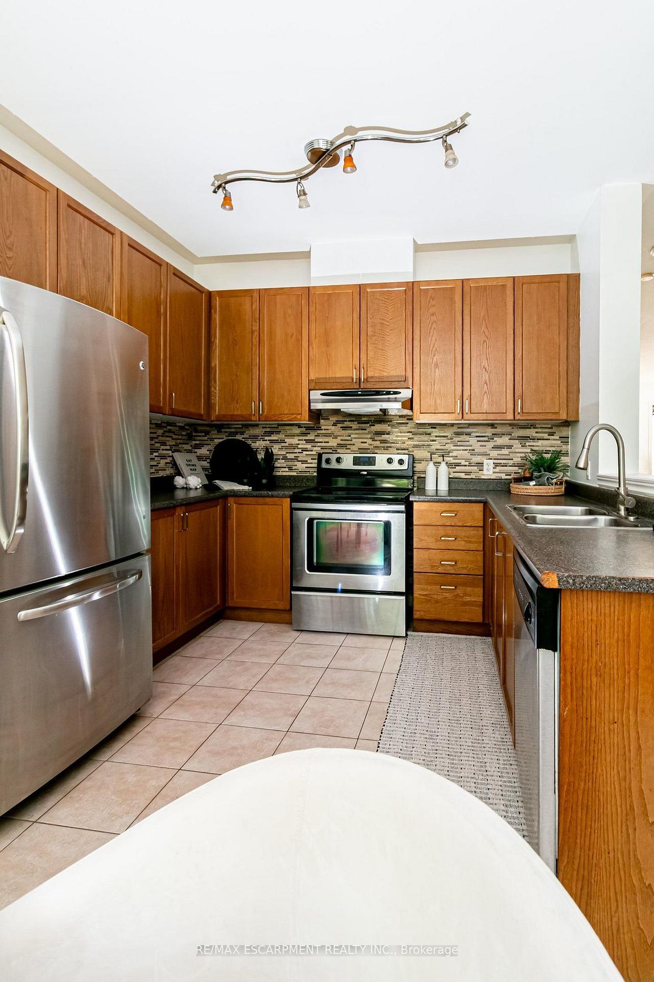 Photo 20 of 58 Peachwood Crescent, Hamilton, Stoney Creek — HOMEH