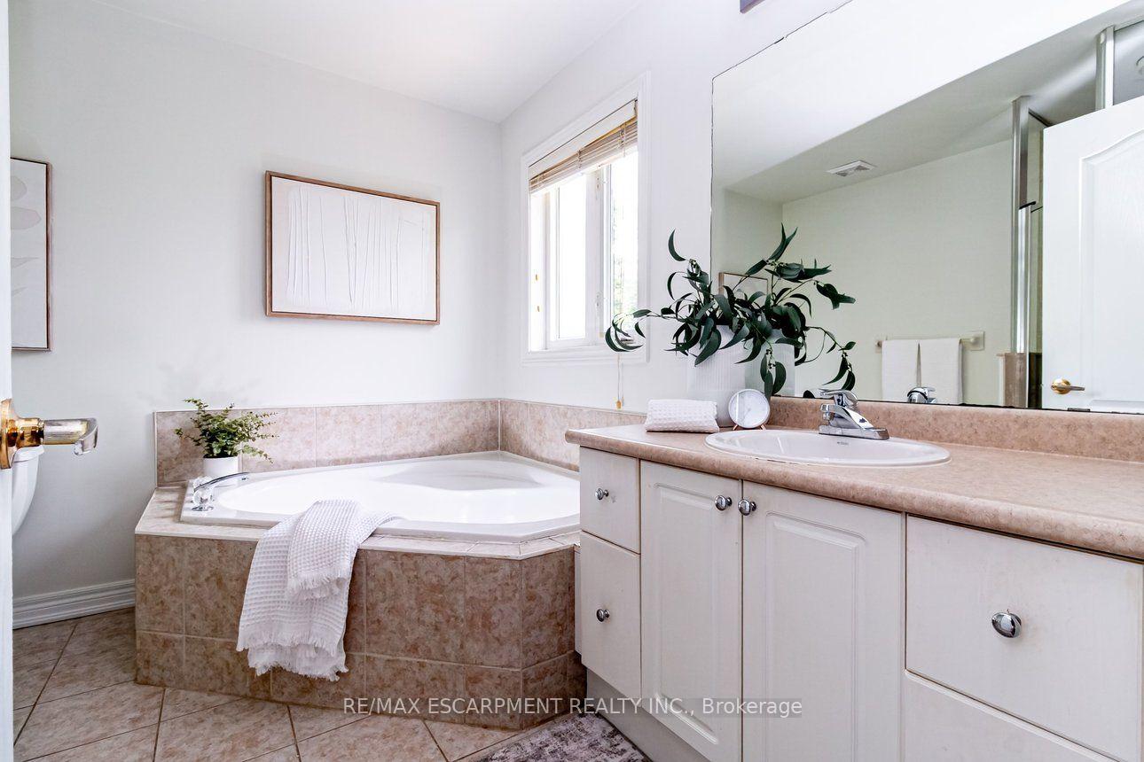 Photo 27 of 58 Peachwood Crescent, Hamilton, Stoney Creek — HOMEH